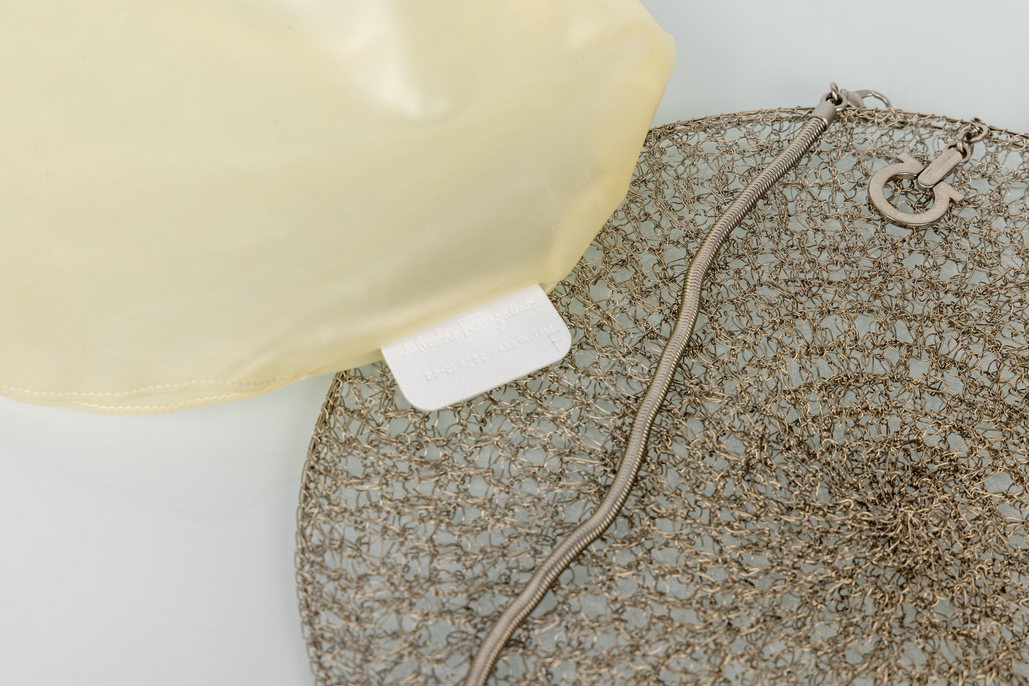 Salvatore Ferragamo Borsa rotonda in filo d'argento all'uncinetto, anni '90 in vendita 2