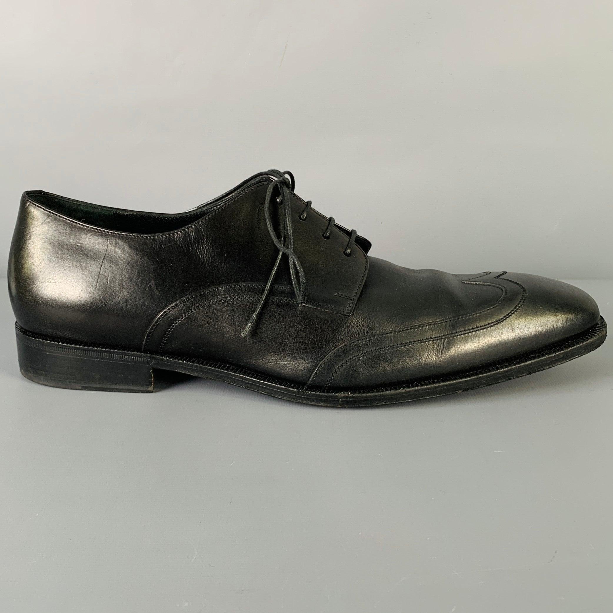 SALVATORE FERRAGAMO chaussures habillées larges
en cuir noir, avec un style à bouts pointus, un bout carré et une fermeture à lacets. Fabriquées en Italie. Bon état d'origine. Signes d'usure modérés, en l'état. 

Marqué :   UG47636 T19 10 2Semelle