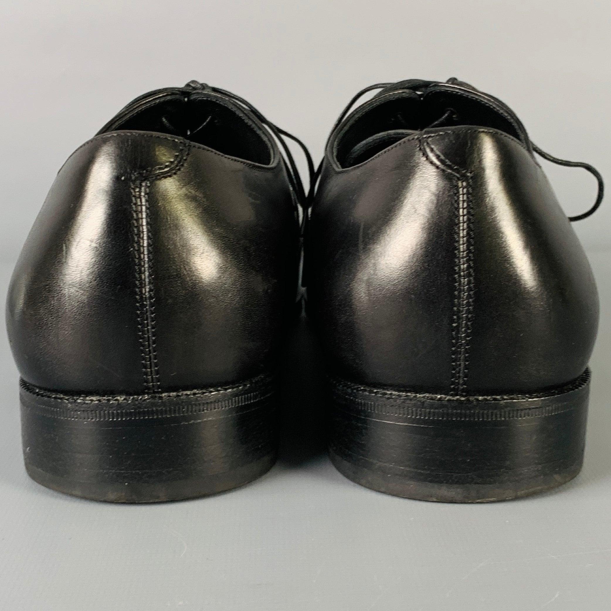 Noir SALVATORE FERRAGAMO - Chaussures noires à bout carré à lacets en cuir à pointe d'aigle, taille 10 en vente