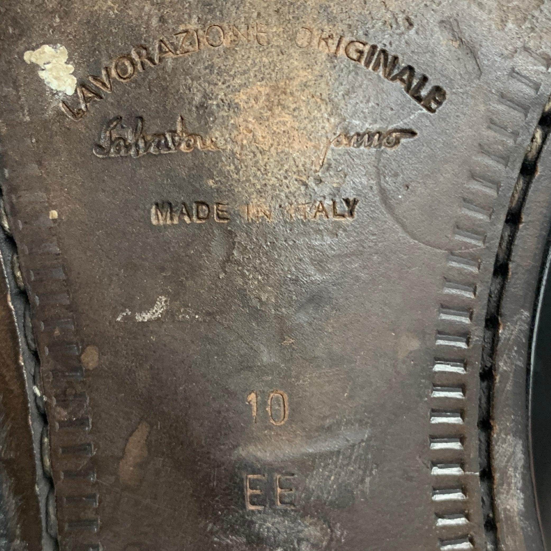SALVATORE FERRAGAMO - Chaussures noires à bout carré à lacets en cuir à pointe d'aigle, taille 10 en vente 4