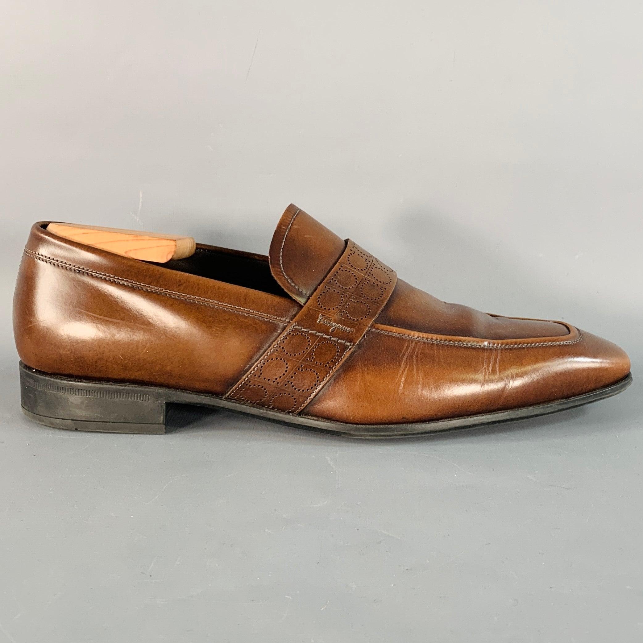 SALVATORE FERRAGAMO mocassins
en cuir marron, avec une bride perforée, une semelle en caoutchouc et une fermeture à glissière. Les embauchoirs ne sont pas inclus. Fabriqué en Italie. Très bon état. Plis modérés. 

Marqué :   LC 41322 10 2Semelle