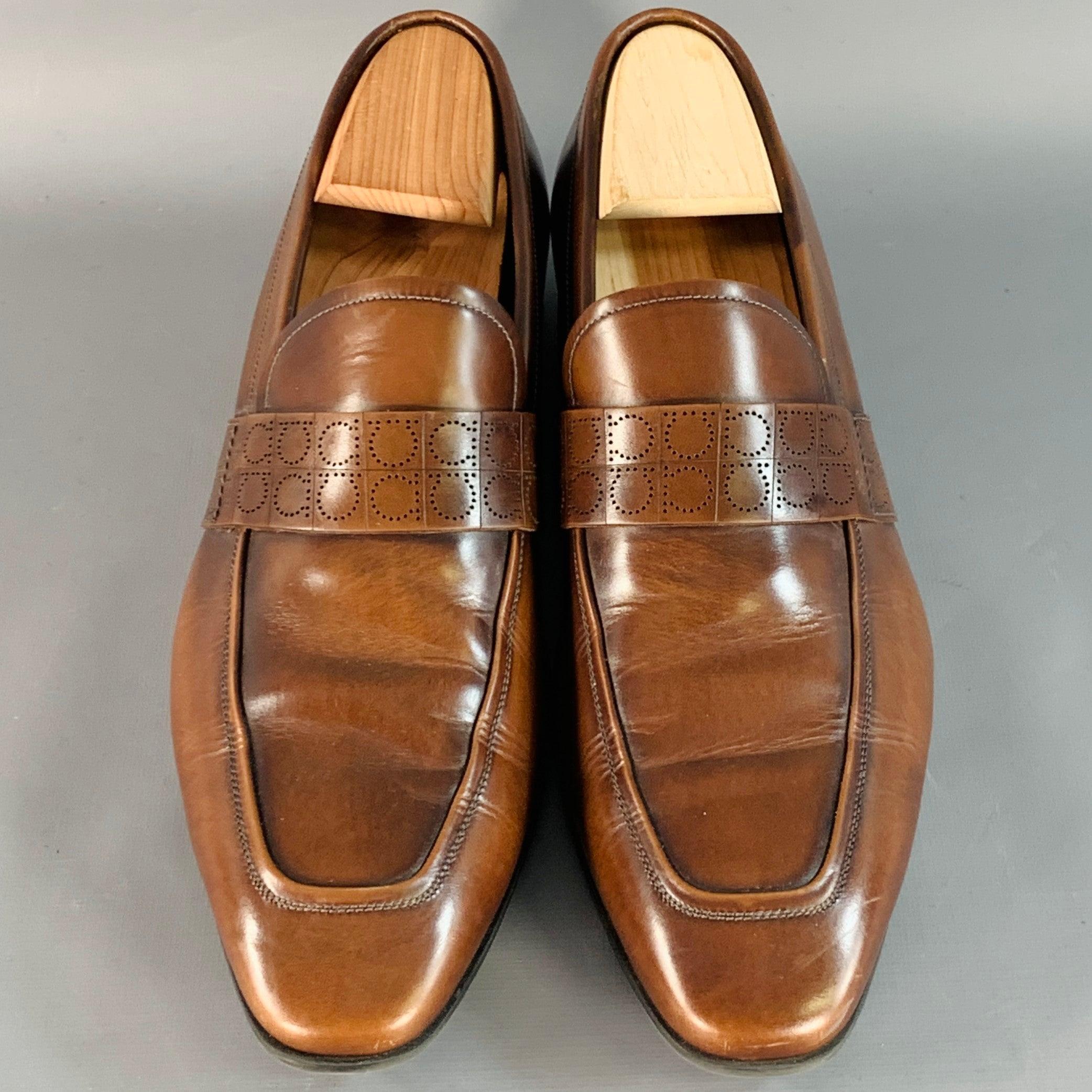 SALVATORE FERRAGAMO Taille 10 Mocassins en cuir marron perforé Bon état - En vente à San Francisco, CA
