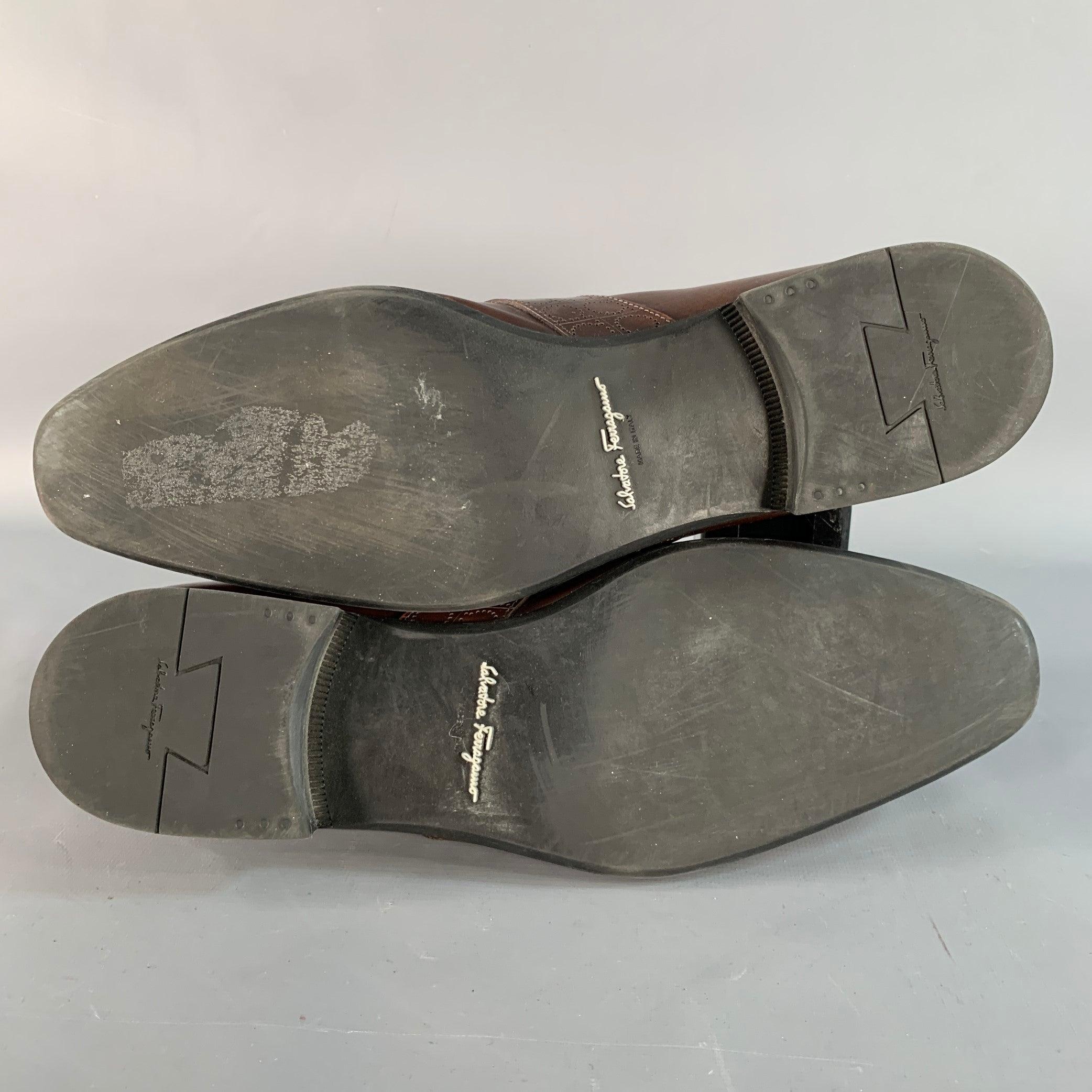 SALVATORE FERRAGAMO Taille 10 Mocassins en cuir marron perforé en vente 1