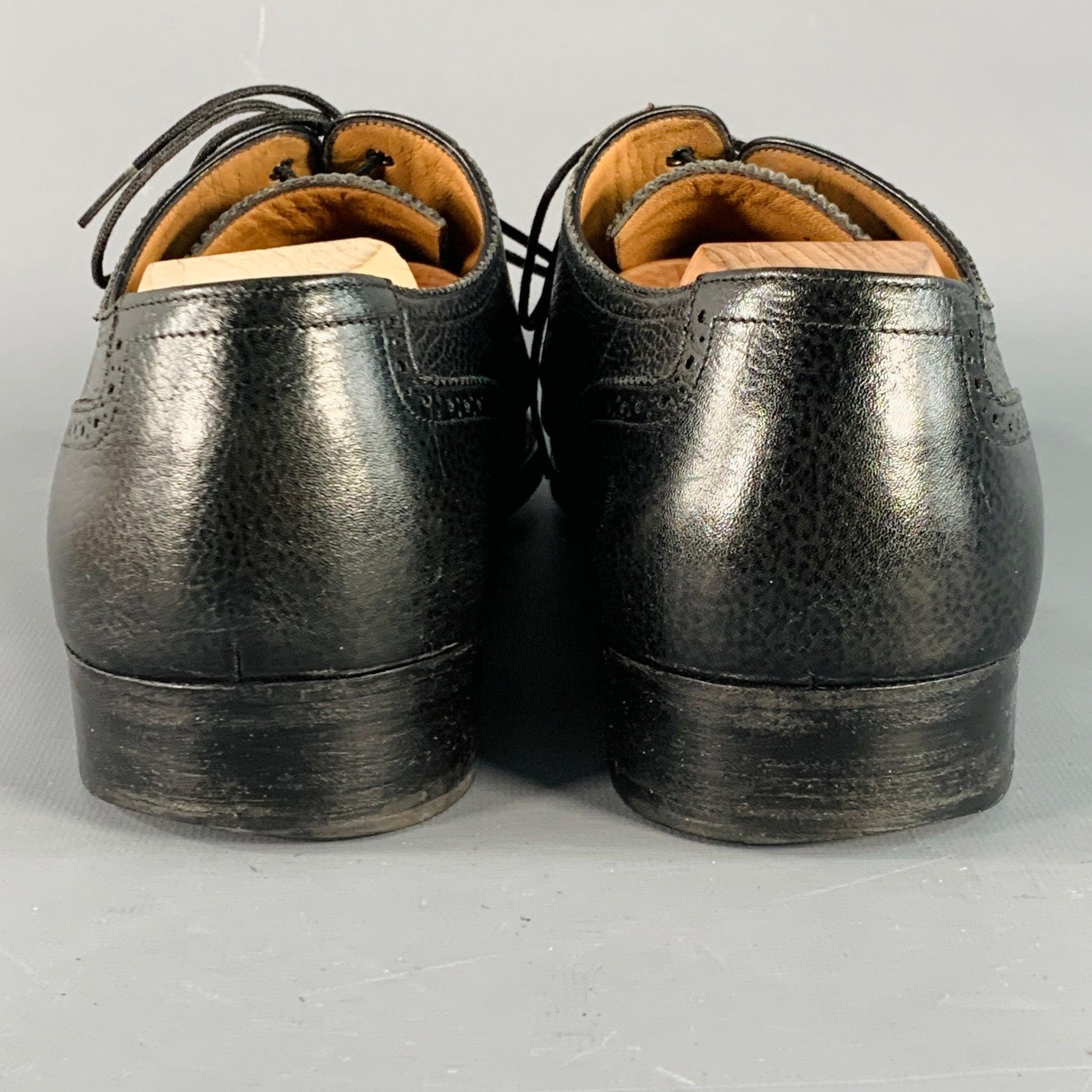 Noir SALVATORE FERRAGAMO Taille 10.5 Chaussures à lacets en cuir perforé de couleur noire en vente