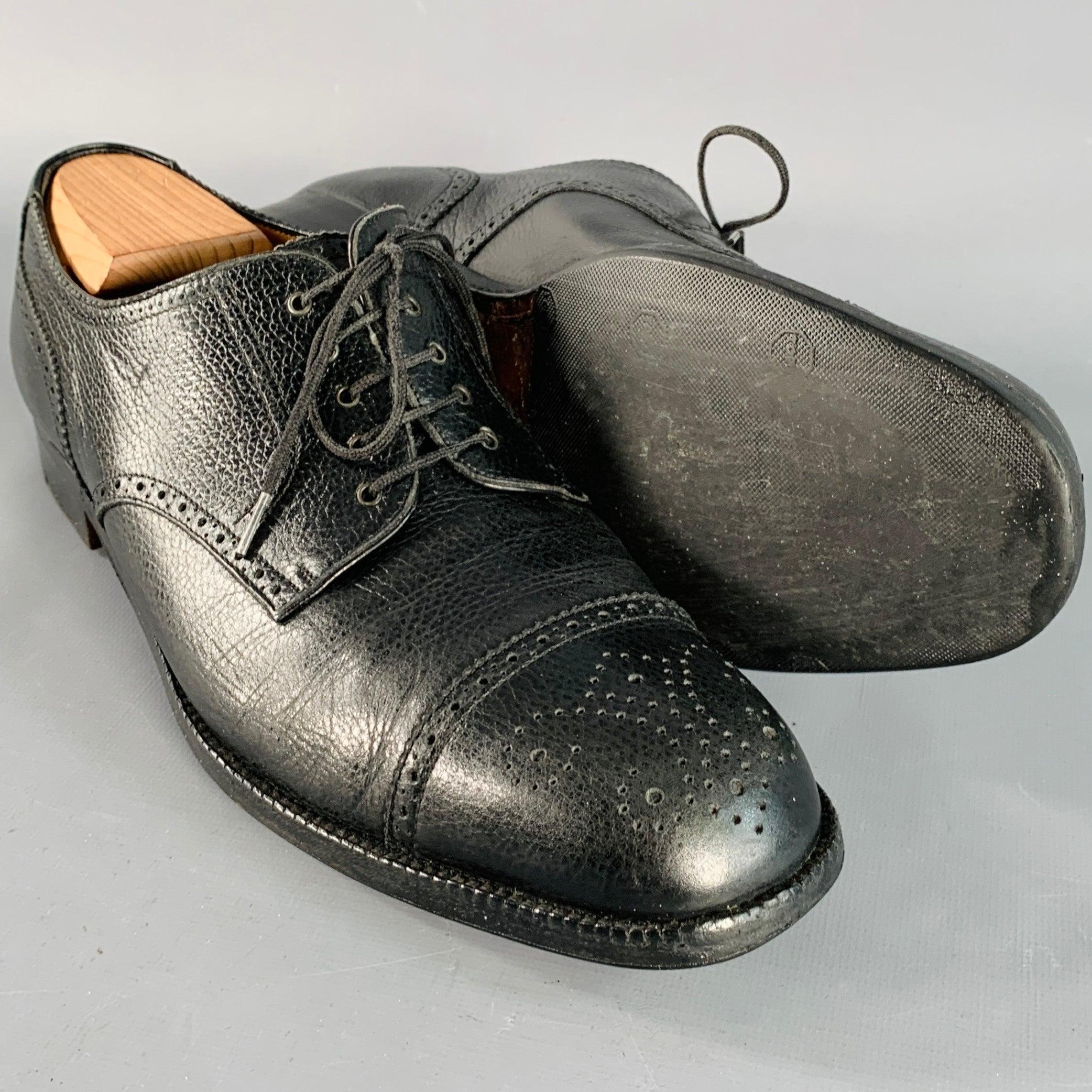 SALVATORE FERRAGAMO Taille 10.5 Chaussures à lacets en cuir perforé de couleur noire Pour hommes en vente