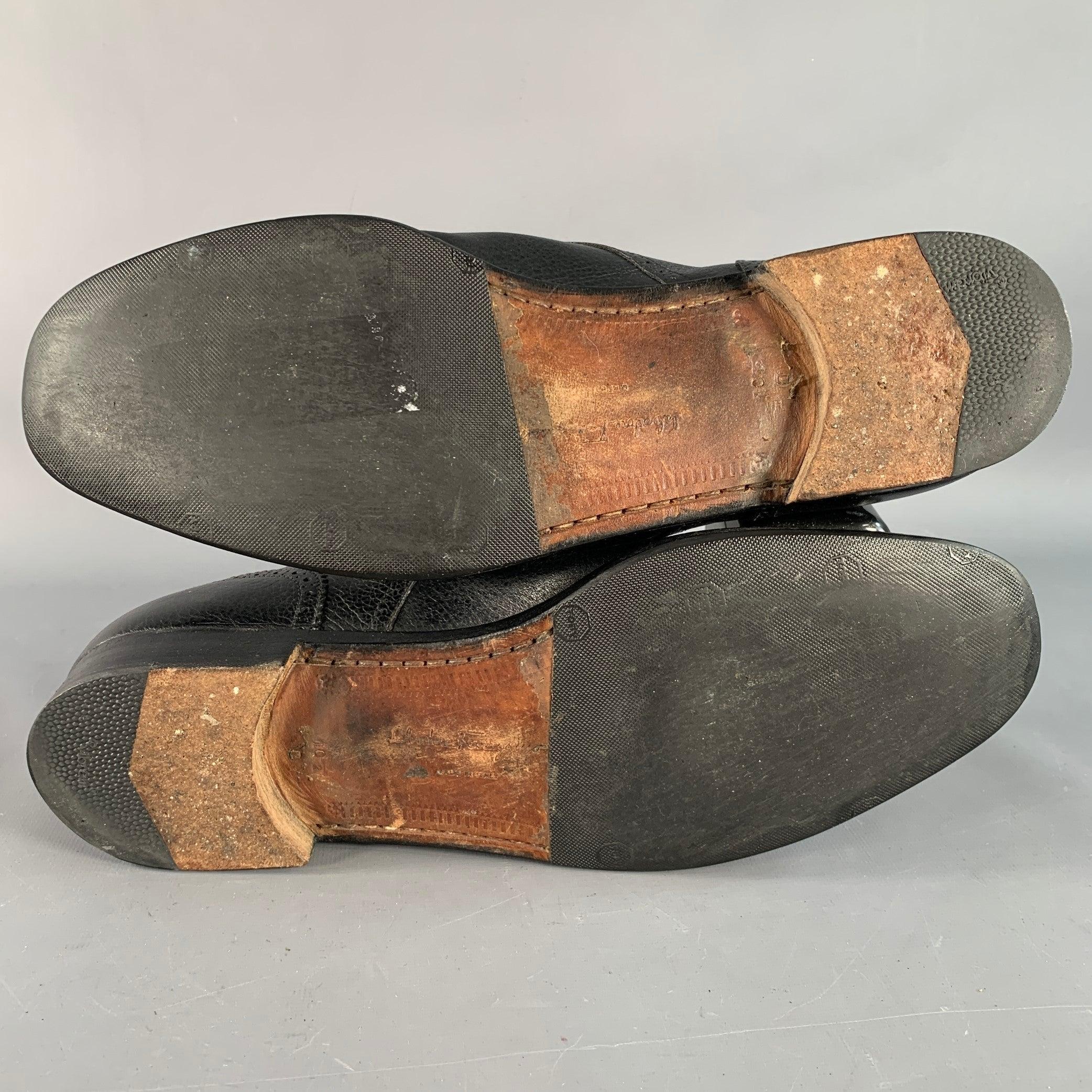 SALVATORE FERRAGAMO Taille 10.5 Chaussures à lacets en cuir perforé de couleur noire en vente 1