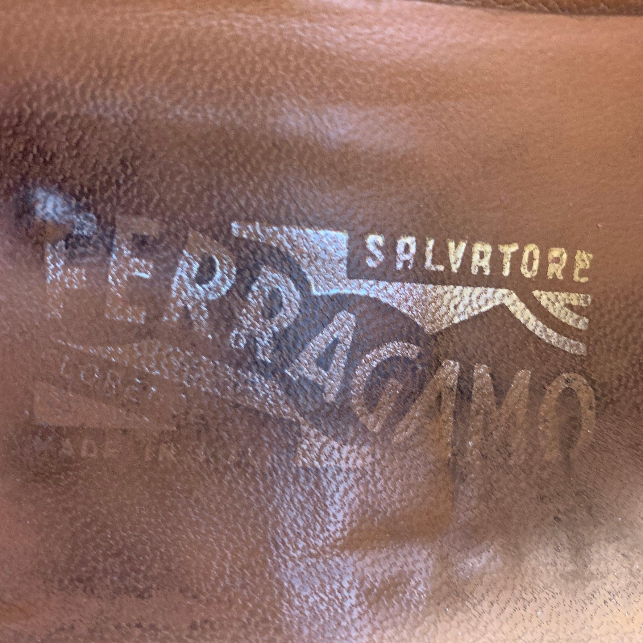 SALVATORE FERRAGAMO Taille 10.5 Chaussures à lacets en cuir perforé de couleur noire en vente 2