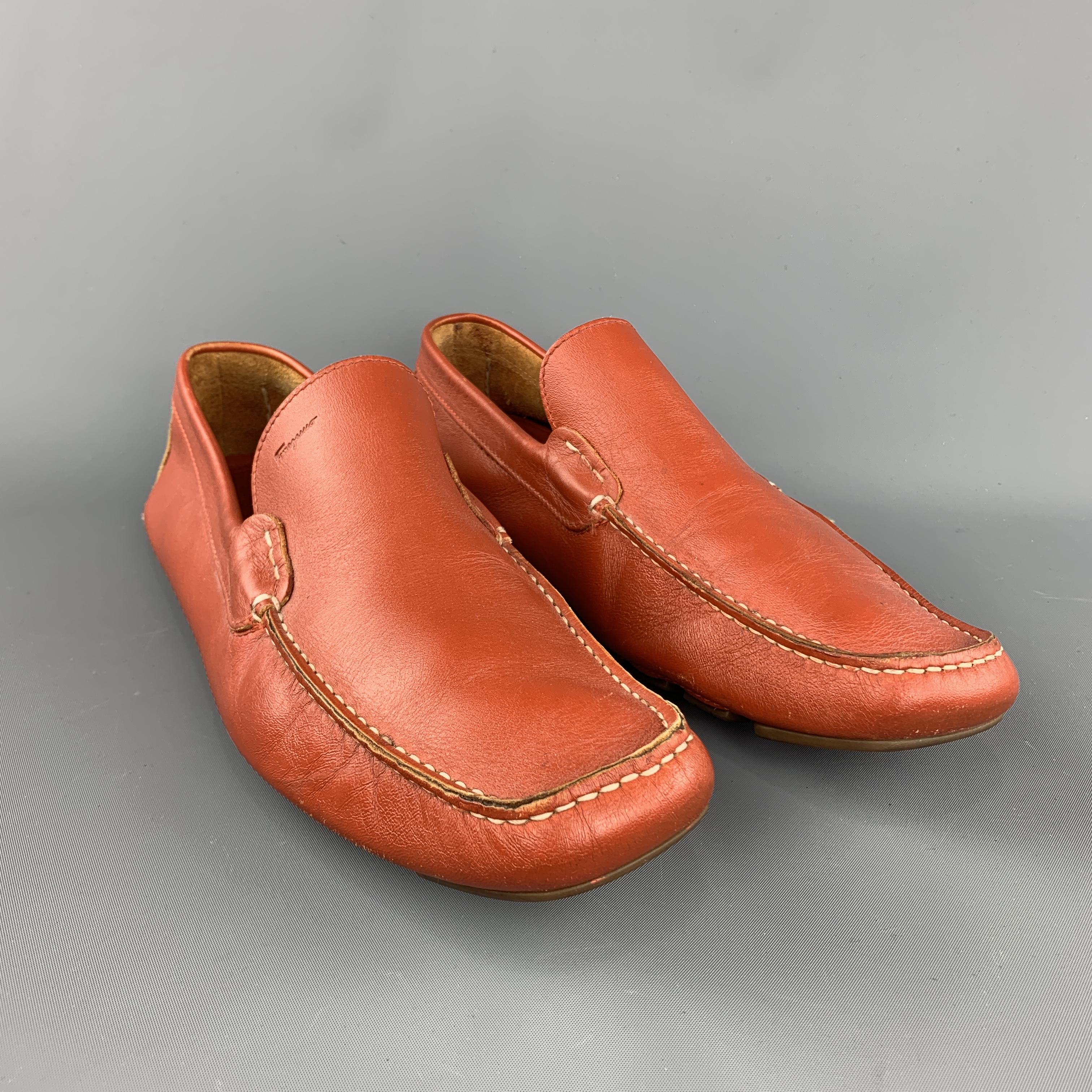 SALVATORE FERRAGAMO loafer comes in a brick leather featuring a drivers style and a pebbled rubber sole. Made in Italy.
 
Excellent Pre-Owned Condition.
Marked: 10.5
 
Outsole: 12.5 in. x 4.5 in.
