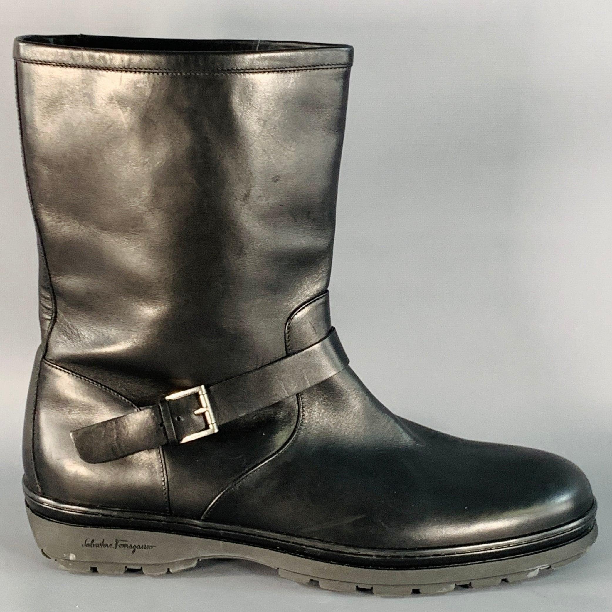 Bottes d'ingénieur SALVATORE FERRAGAMO
en cuir noir, avec une boucle en métal argenté, une semelle en caoutchouc et une fermeture à tirette. Fabriqué en Italie. Très bon état. Signes mineurs d'usure. 

Marqué :   25LC 00454 12 2E 

Mesures : 
 