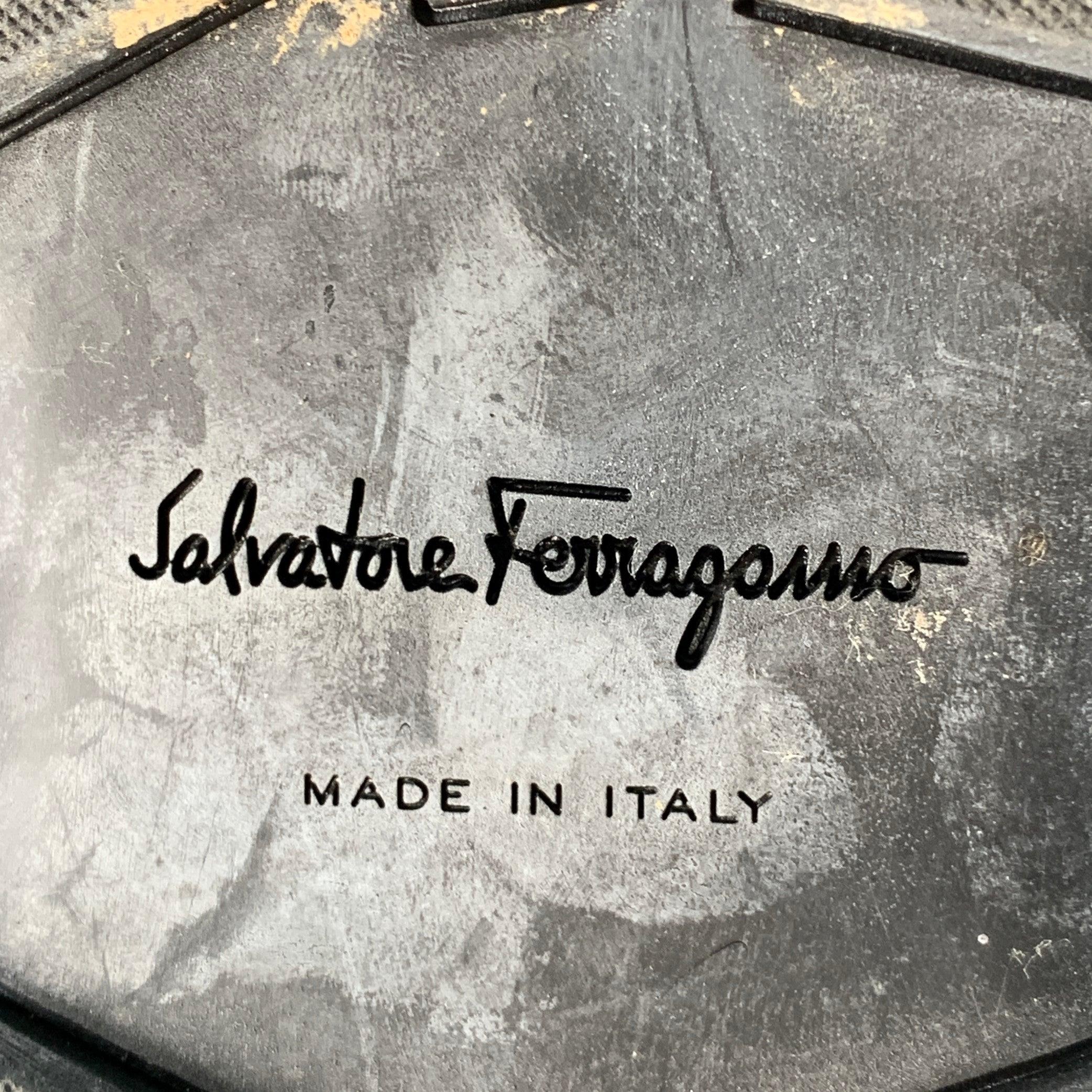 SALVATORE FERRAGAMO Taille 12 Bottes d'ingénieur en cuir noir à semelle en caoutchouc en vente 4