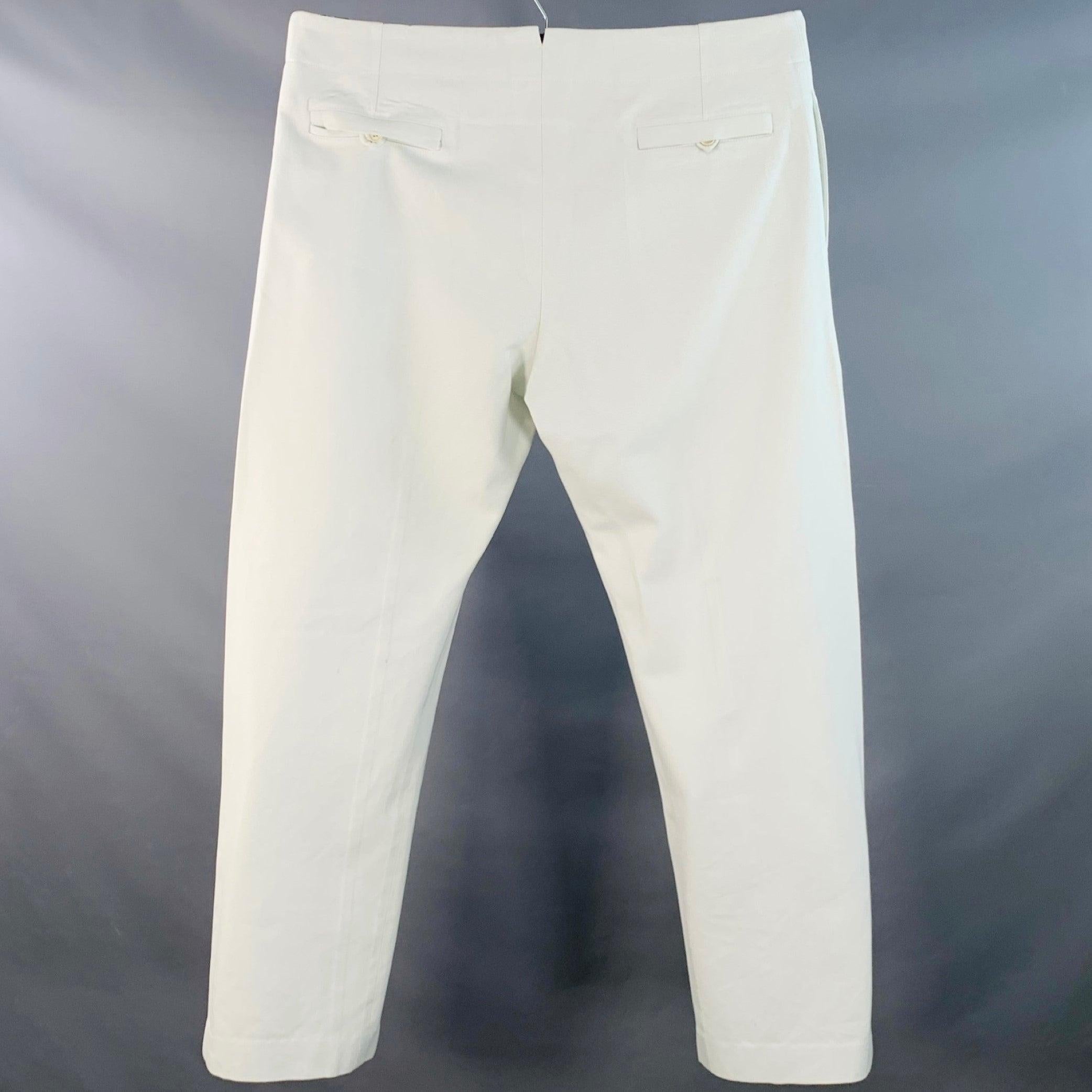 SALVATORE FERRAGAMO pantalon décontracté
en sergé de coton et de soie écru, avec un devant plat, une jambe droite et une fermeture à glissière. Fabriqué en Italie. Très bon état. Plusieurs marques mineures. 

Marqué :   IT 56 

Mesures : 
  Taille :