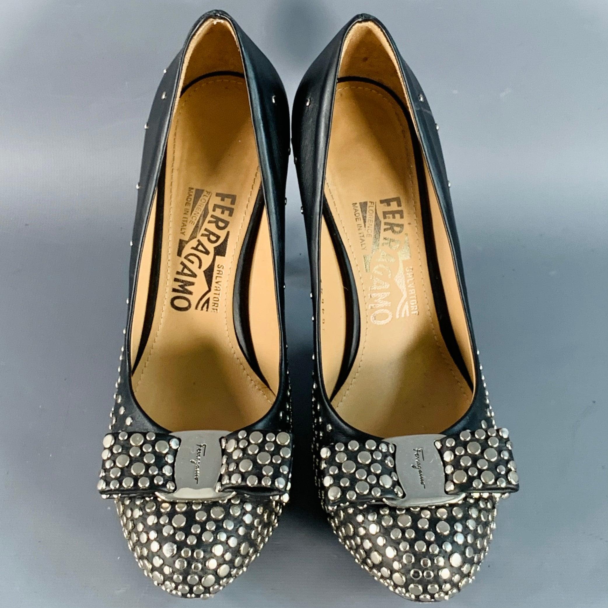 SALVATORE FERRAGAMO Taille 5 Escarpins en cuir noir argenté avec nœud clouté Bon état - En vente à San Francisco, CA