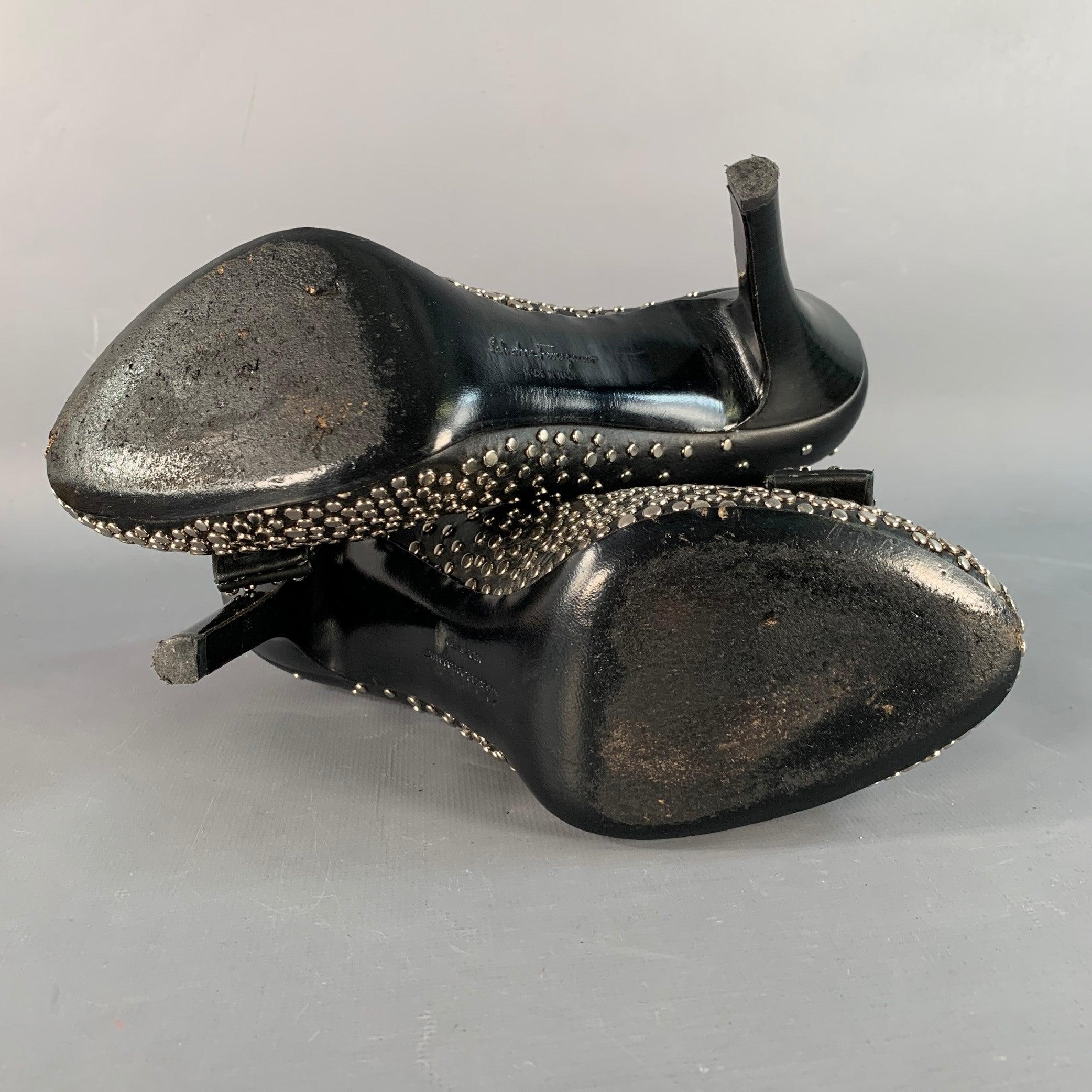 SALVATORE FERRAGAMO Taille 5 Escarpins en cuir noir argenté avec nœud clouté Pour femmes en vente