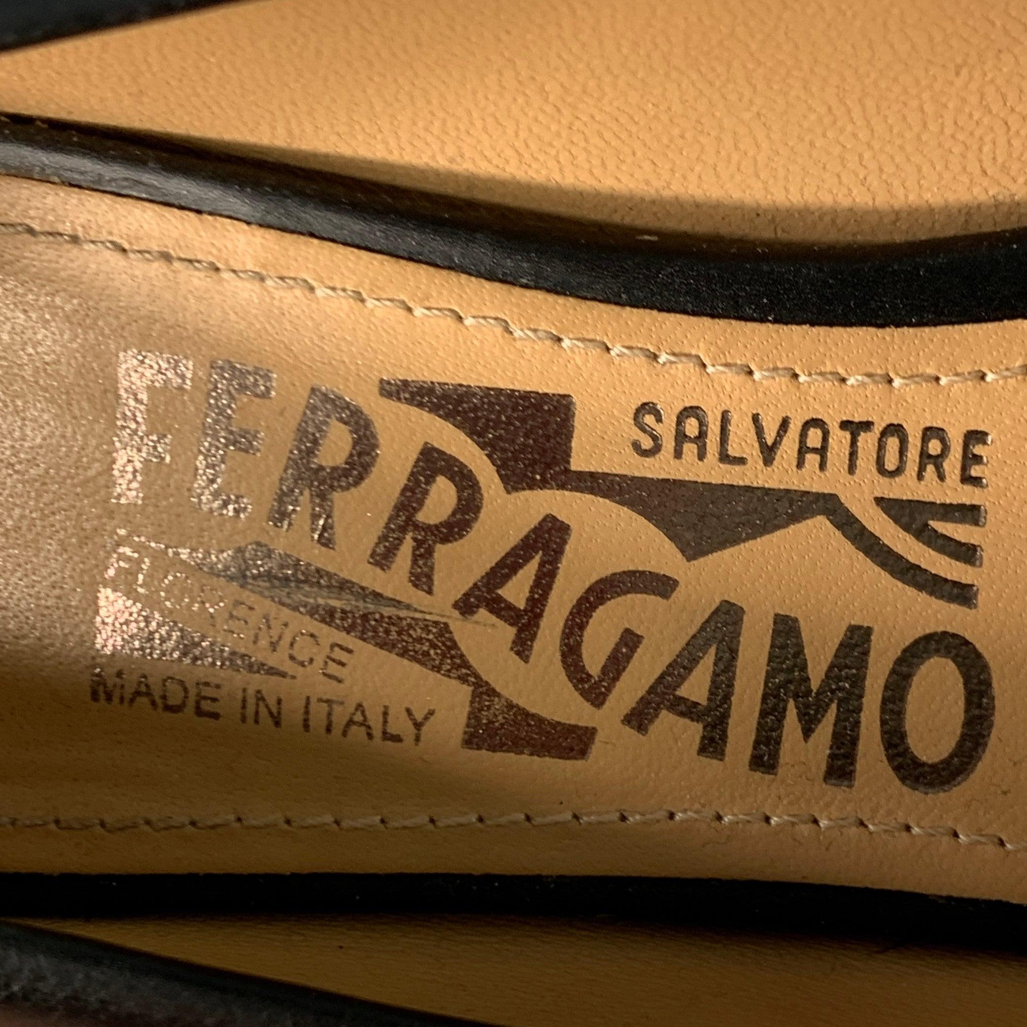 SALVATORE FERRAGAMO Taille 5 Escarpins en cuir noir argenté avec nœud clouté en vente 1