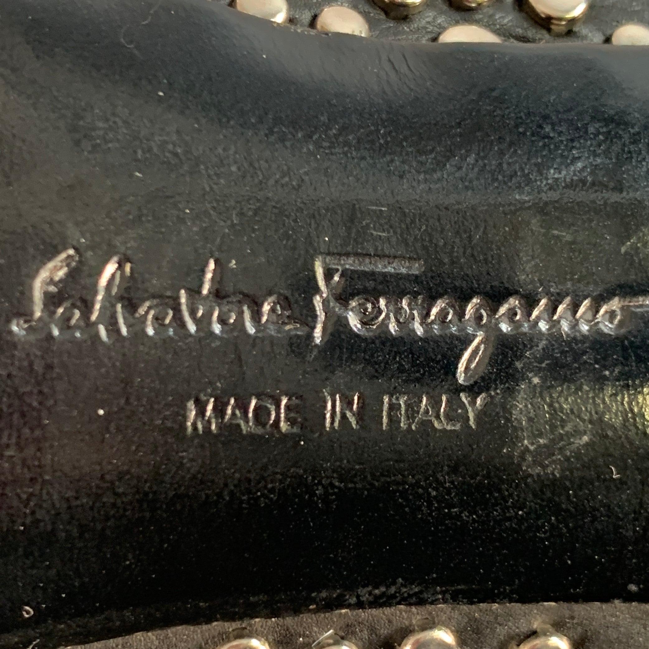 SALVATORE FERRAGAMO Taille 5 Escarpins en cuir noir argenté avec nœud clouté en vente 2
