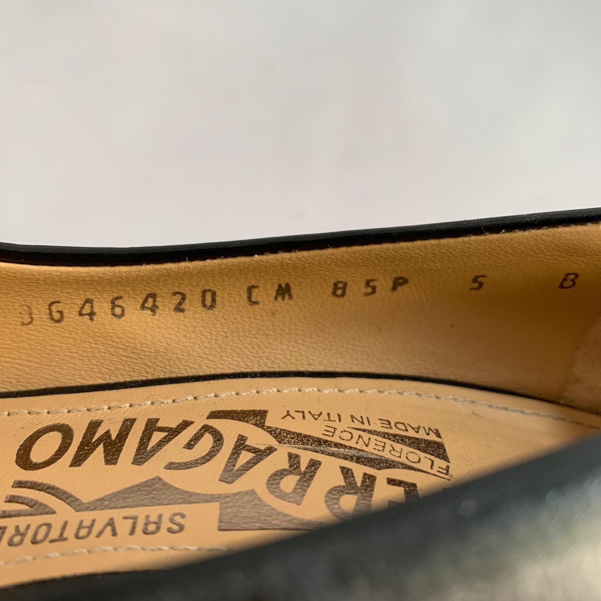 SALVATORE FERRAGAMO Taille 5 Escarpins en cuir noir argenté avec nœud clouté en vente 3