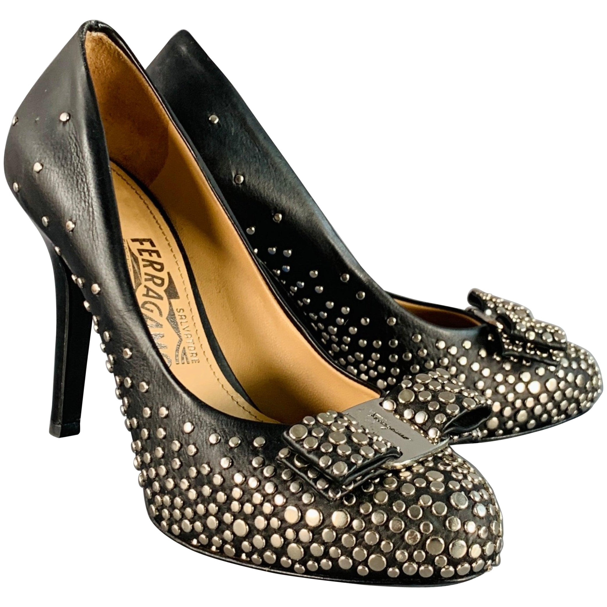 SALVATORE FERRAGAMO Taille 5 Escarpins en cuir noir argenté avec nœud clouté en vente