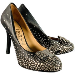 Salvatore Ferragamo Taglia 5 Pompe con fiocco in pelle nera e argento con borchie
