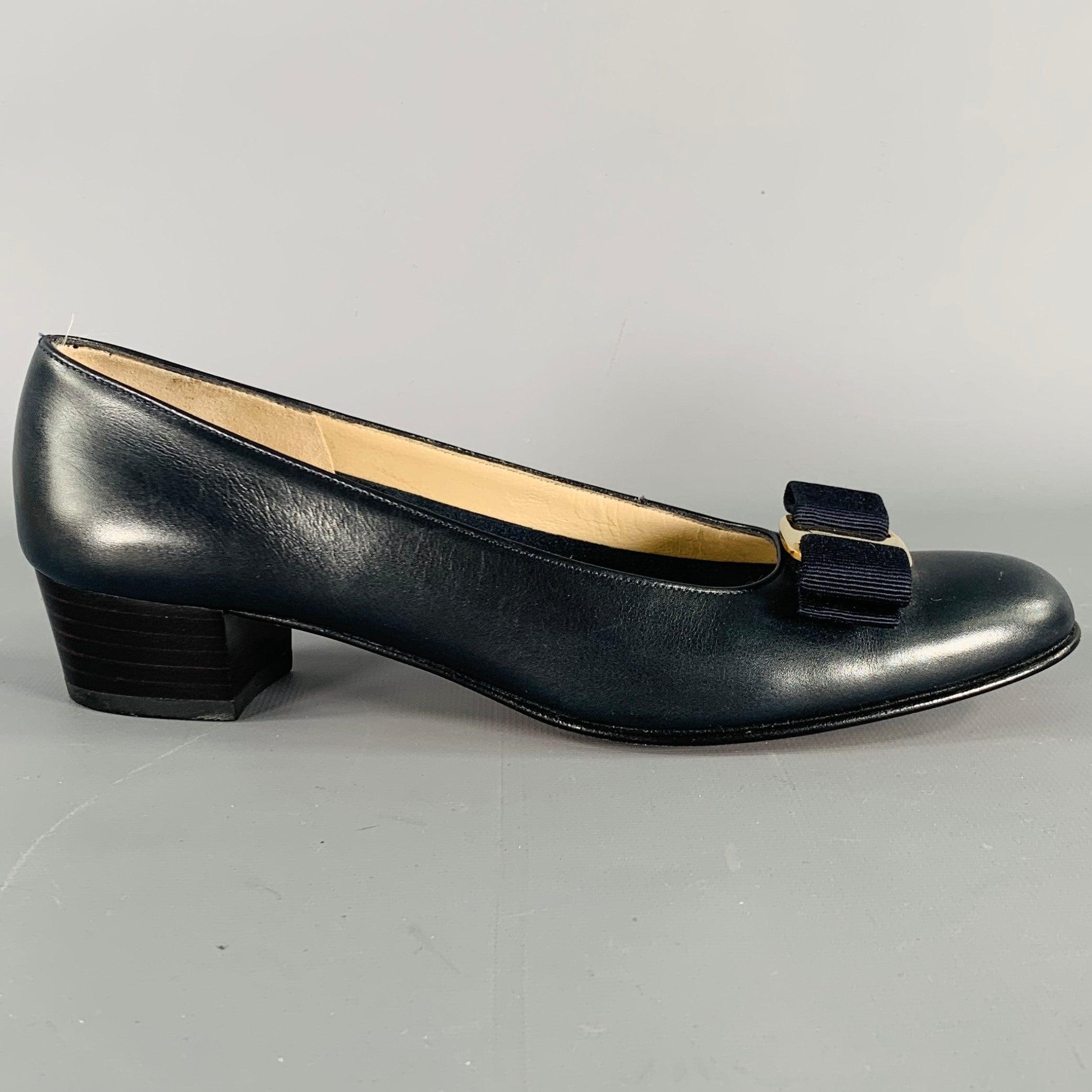 SALVATORE FERRAGAMO pumps
in a navy leather featuring a chunky kitten heel, and ribbon bow detail with signature FERRAGAMO gold tone buckle. Made in Italy.Very Good Pre-Owned Condition. Minor signs of wear. 

Marked:   2DB 65234 338 5.5 3A