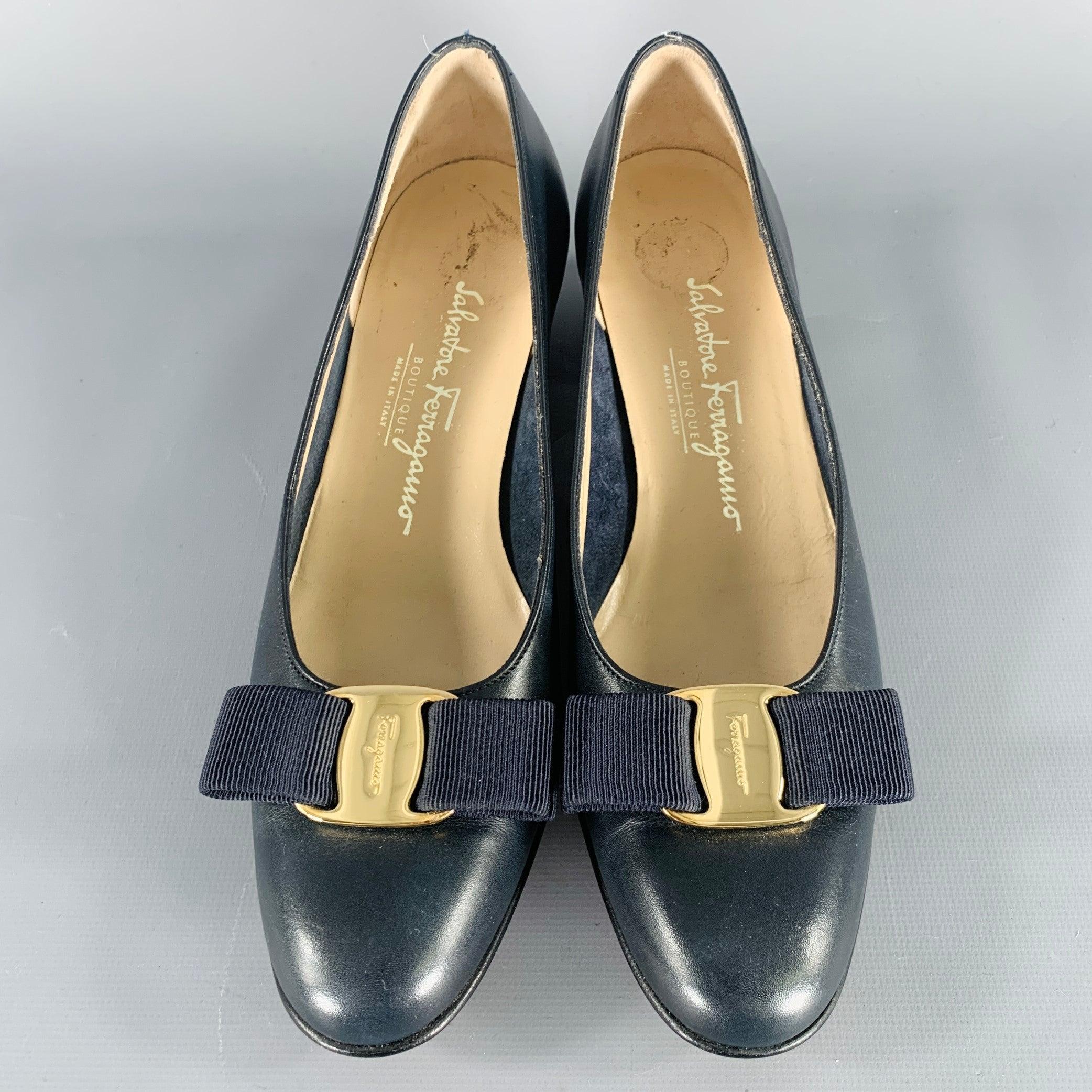 SALVATORE FERRAGAMO Bombas de tacón fino de piel azul marino talla 5,5 en Bueno estado para la venta en San Francisco, CA