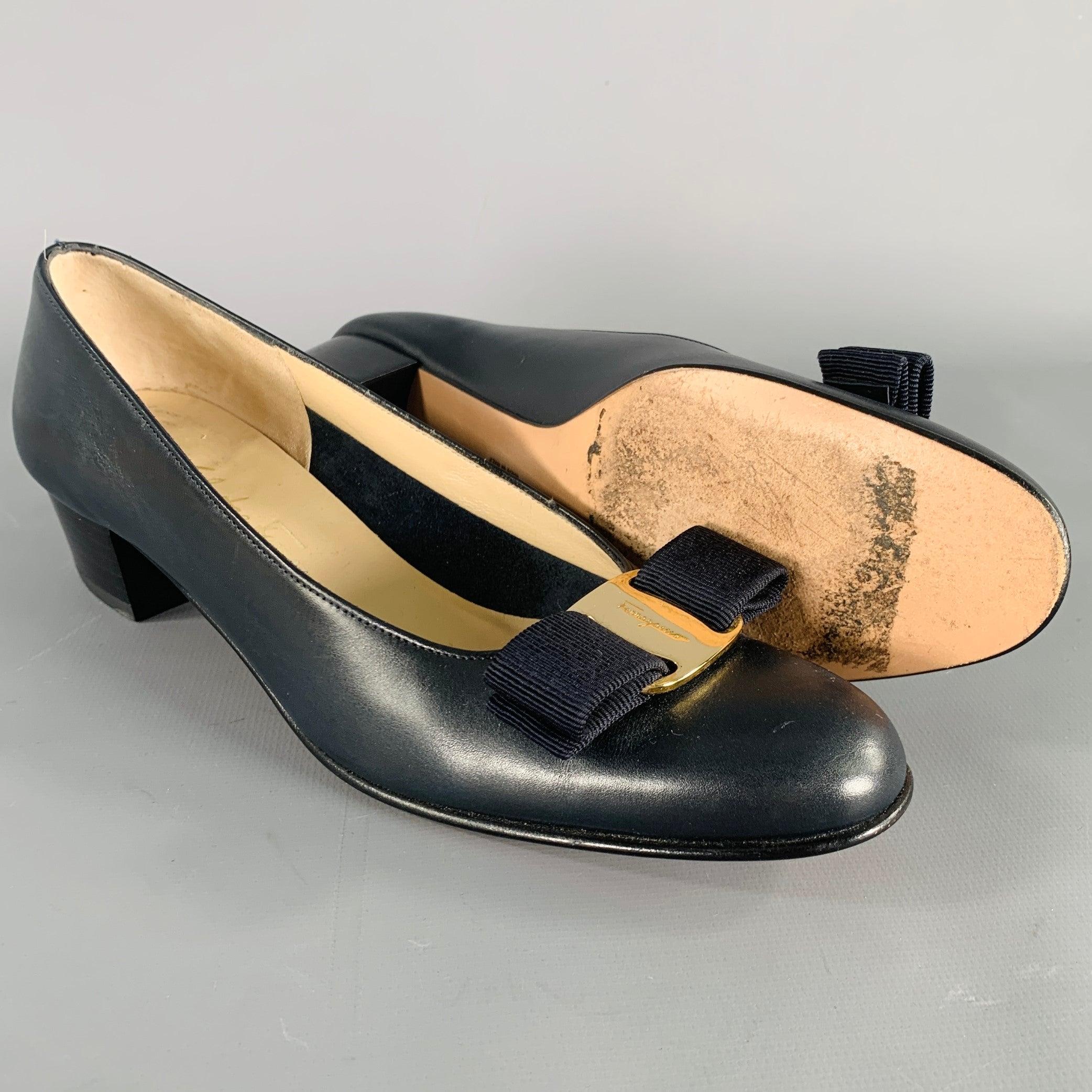 Women's SALVATORE FERRAGAMO Size 5.5 Navy Leather Kitten Heel Pumps For Sale