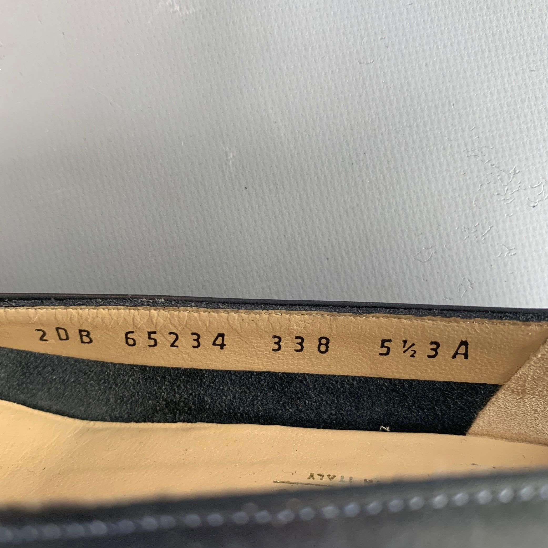 SALVATORE FERRAGAMO Bombas de tacón fino de piel azul marino talla 5,5 en venta 3