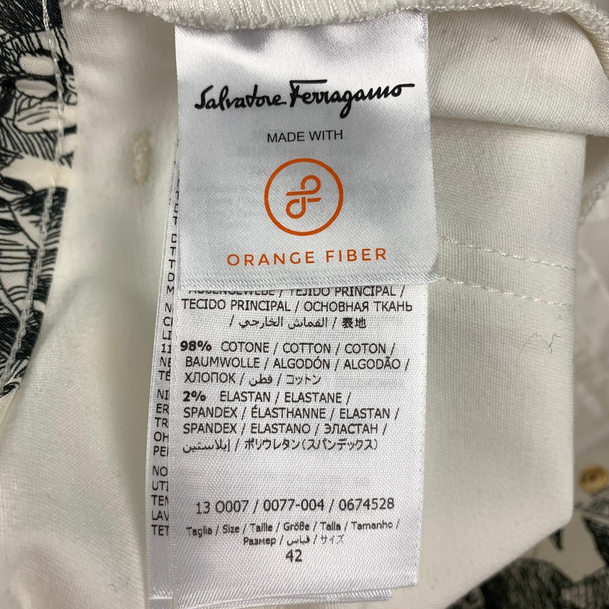 SALVATORE FERRAGAMO Size 6 White Cotton Zip Fly Jeans In Good Condition For Sale In San Francisco, CA