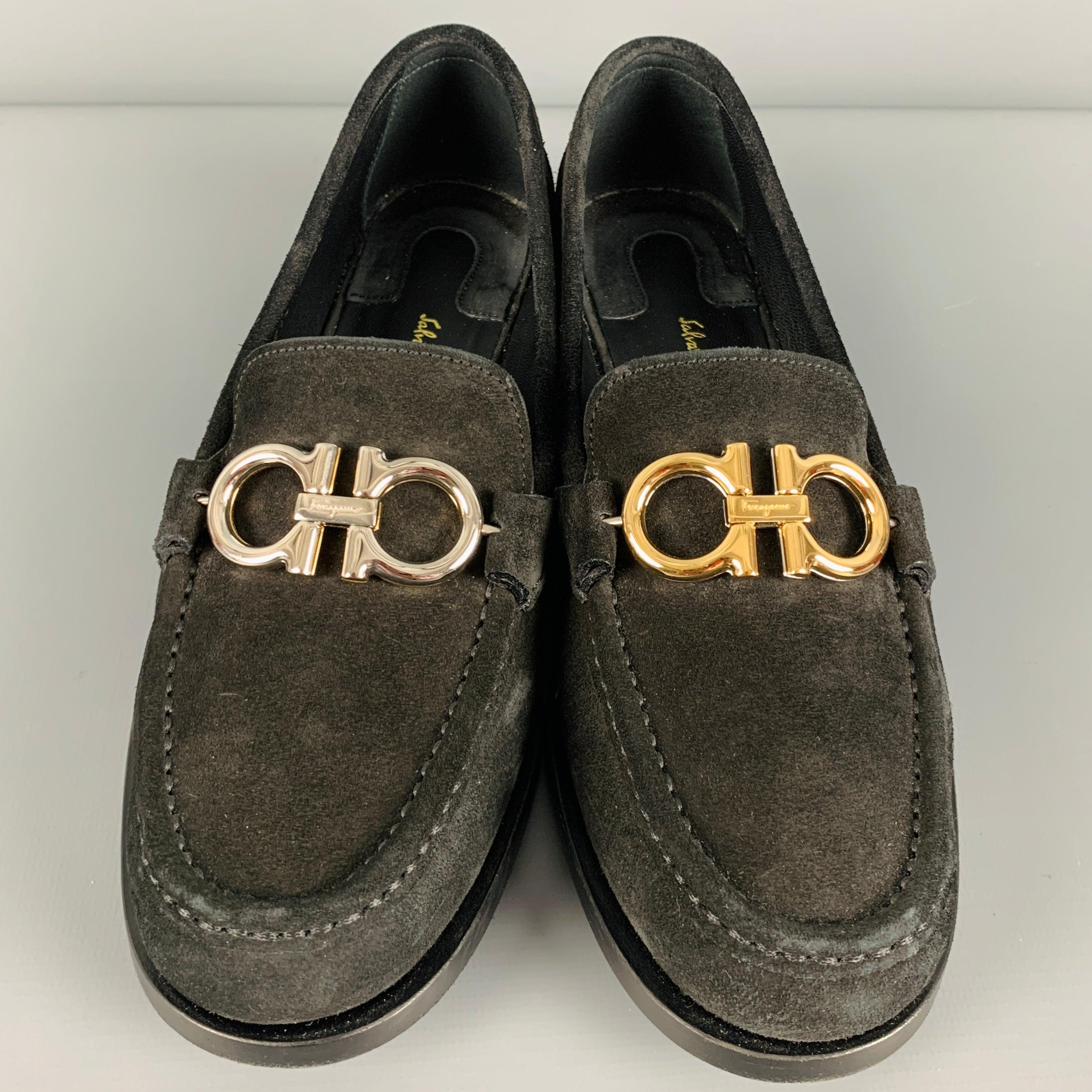 SALVATORE FERRAGAMO Größe 6,5 Loafer-Flats aus Wildleder in Schwarz, Silber und Gold Damen im Angebot