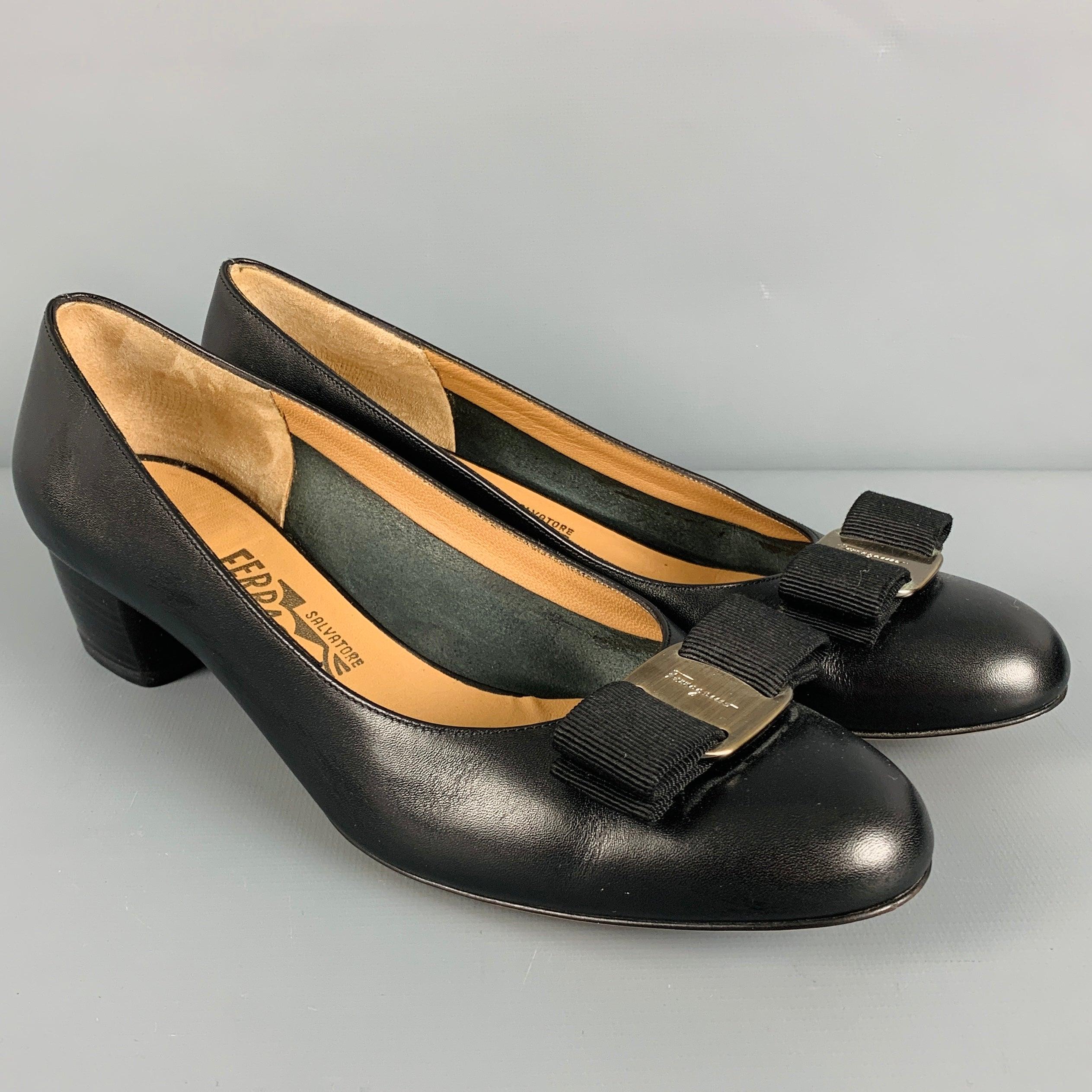 SALVATORE FERRAGAMO heels
in black leather featuring black fabric bow details with silver tone Ferragamo buckles, and chunky kitten heel. Made in Italy.Excellent Pre-Owned Condition. 

Marked:   DB04223 C839 X 7 BOutsole: 9.5 x 3 inches 
  
  
