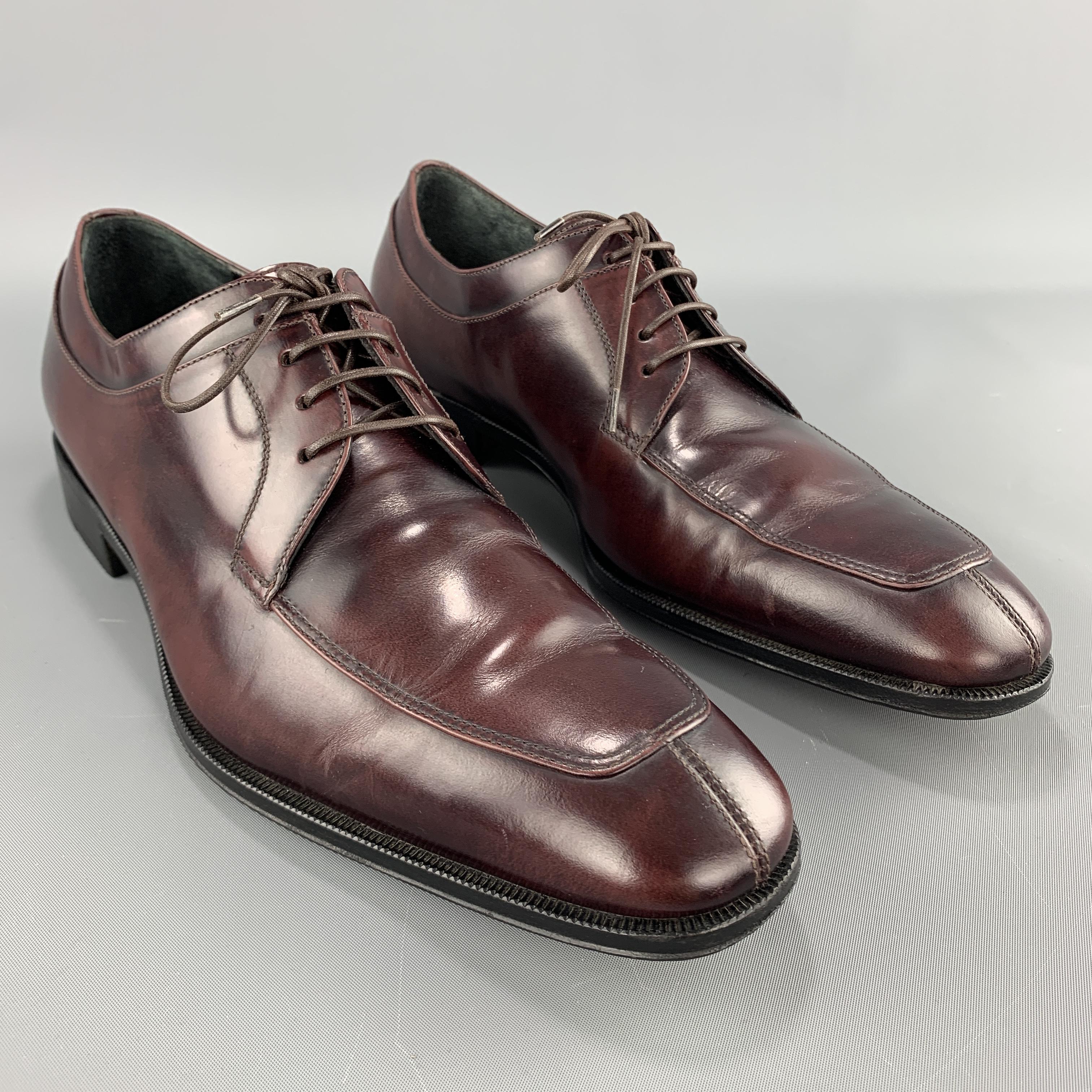 SALVATORE FERRAGAMO dress shoes come in burgundy antique leather with a split apron toe. Made in Italy.

Excellent Pre-Owned Condition.
Marked: 8

Outsole: 11.5 x 4 in.