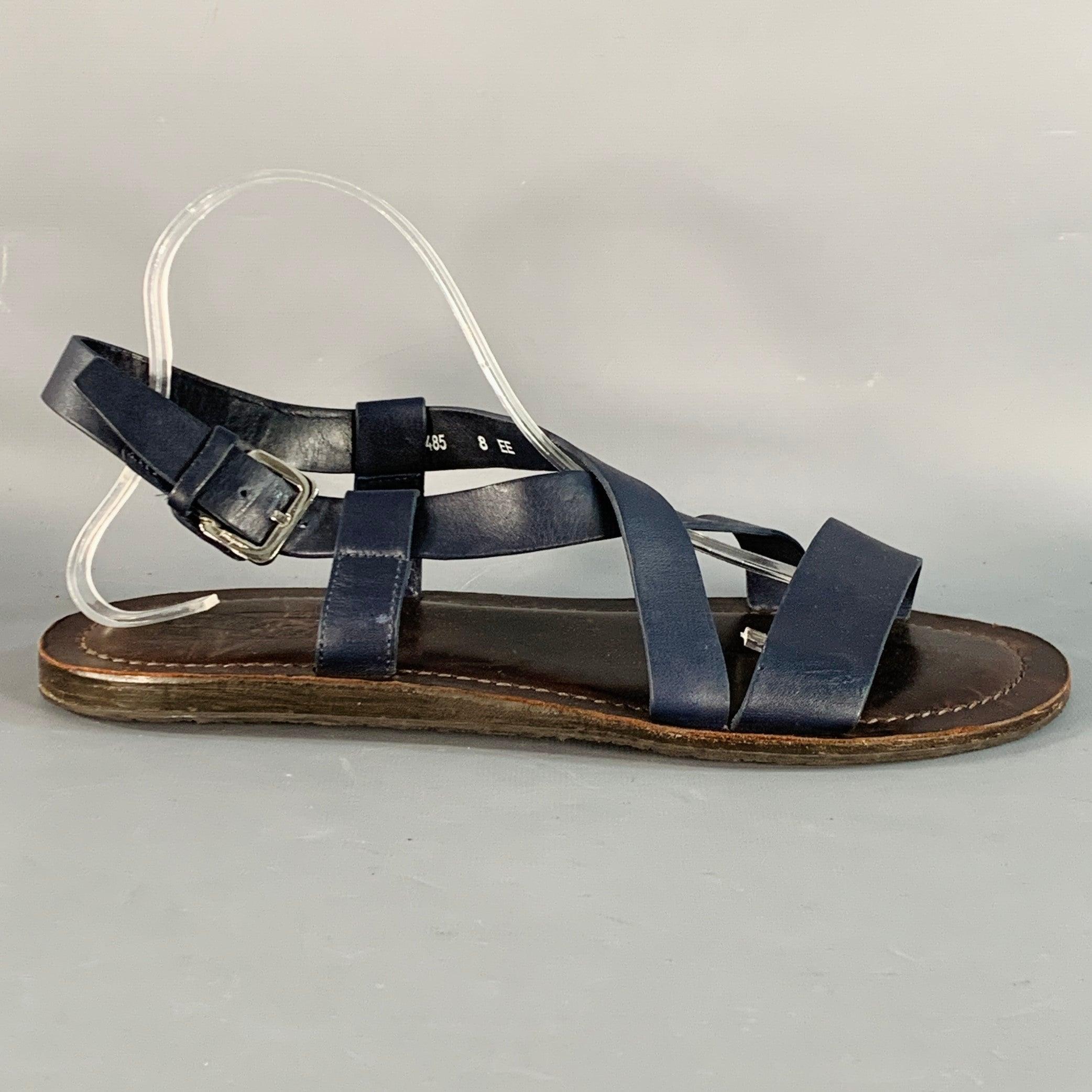 Sandali Salvatore Ferragamo
in pelle navy con soletta in pelle marrone, suola in gomma crespa, design a strappo e chiusura con fibbia in metallo argentato. Made in Italy.Nuovo senza scatola. 

Contrassegnato:   TZ 32485 8 EEOutsole: 11 x 4,25