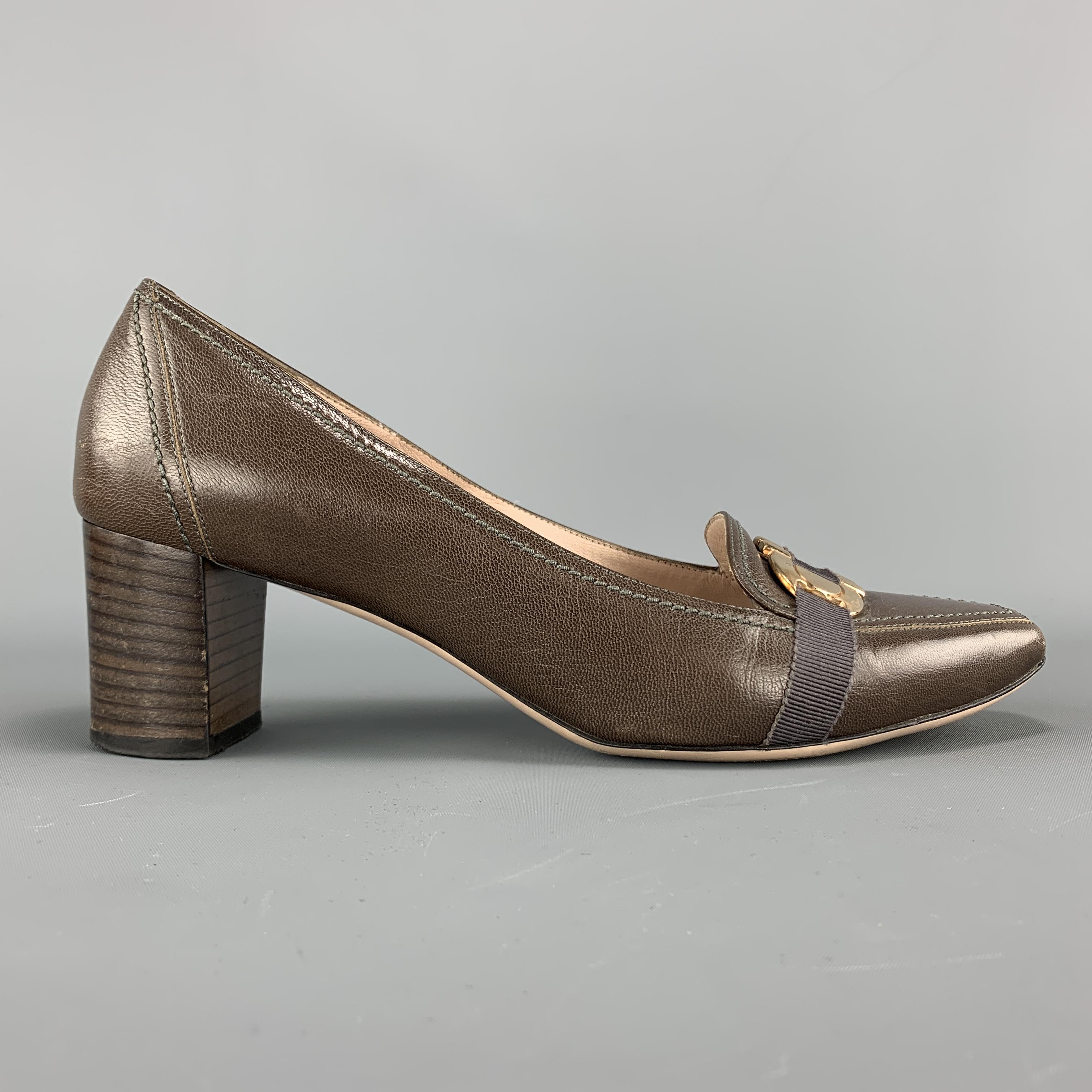 Vintage SALVATORE FERRAGAMO loafer pumps come in taupe leather with a ribbon accent gold tone Gancini front, and chunky stacked heel. Made in Italy.

Very Good Pre-Owned Condition.
Marked: 8 1/2

Heel: 2.45 in.