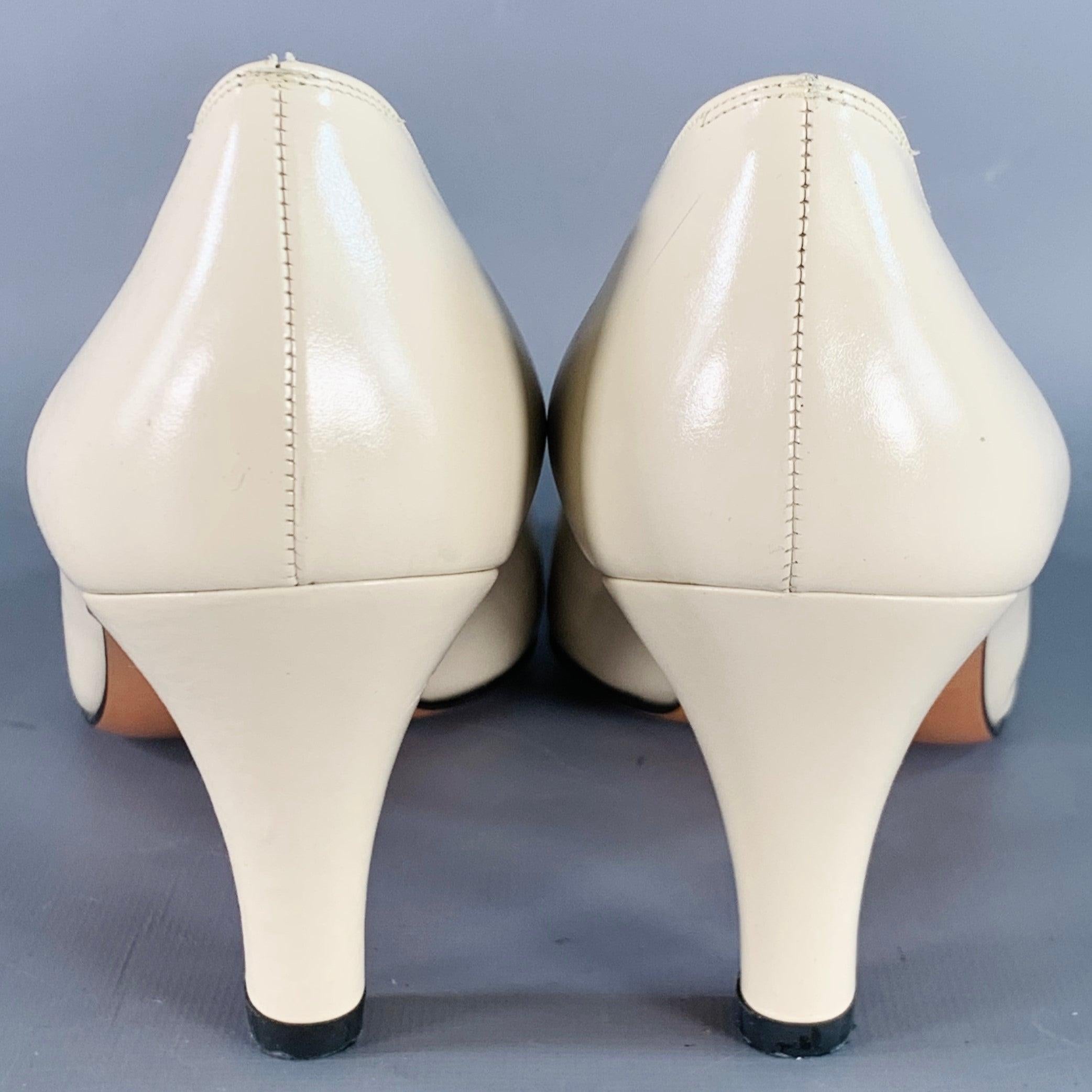 SALVATORE FERRAGAMO Size 9 Beige Black Leather Quilted Cap Toe Pumps In Excellent Condition For Sale In San Francisco, CA