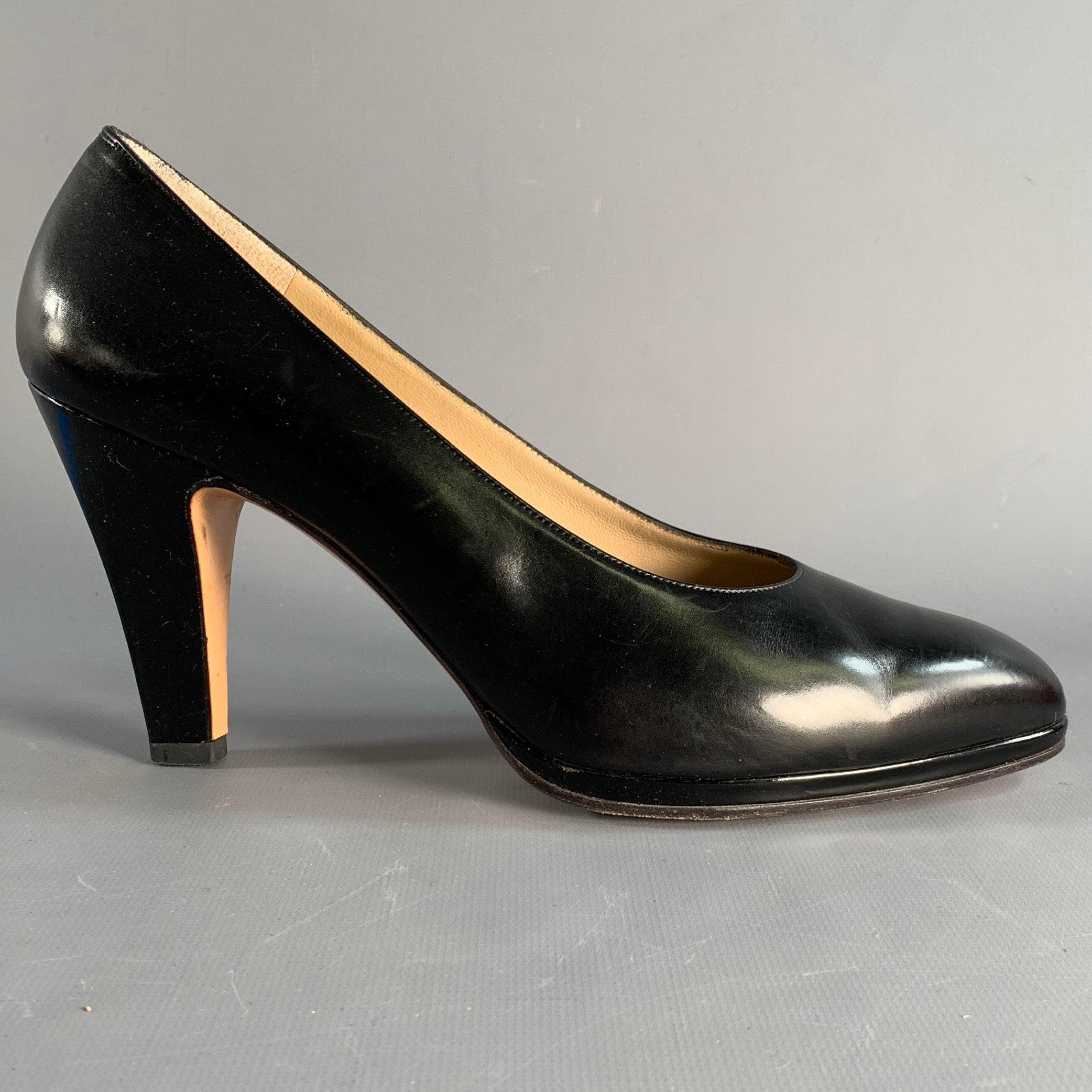 SALVATORE FERRAGAMO pumps in a black leather featuring platform. Made in Italy.Excellent Pre-Owned Condition. 

Marked:   DS 20191 171 9 B 

Measurements: 
  Heel: 3.75 inches  
  
  
 
Sui Generis Reference: 139394
Category: Pumps
More Details
   