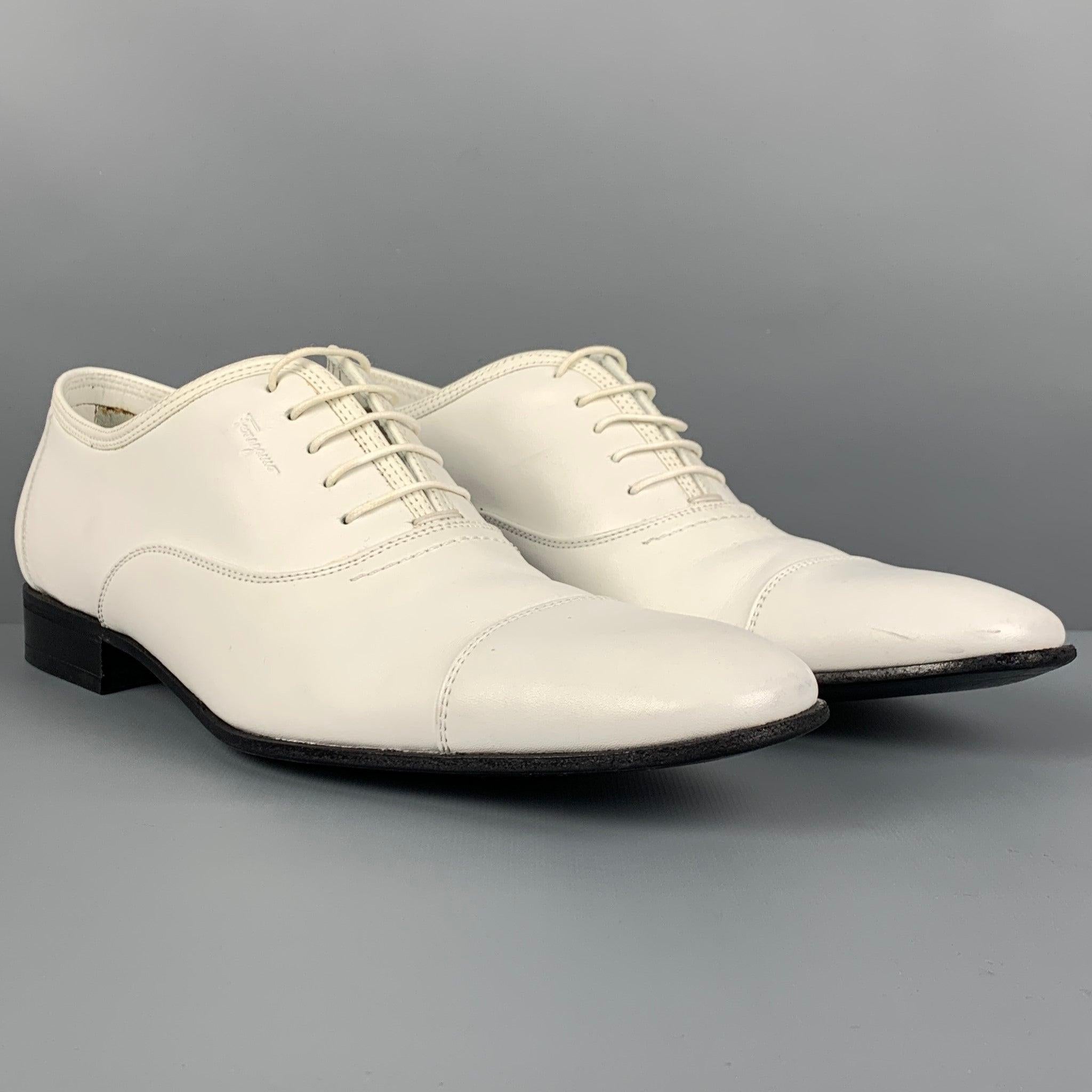 SALVATORE FERRAGAMO shoes comes in a white leather featuring a cap toe and a lace up closure. Made in Italy. Includes dust bag.
Very Good
Pre-Owned Condition. 

Marked:   VF 23819 15 8 D Outsole: 11.75 inches  x 4 inches 
  
  
 
Reference: