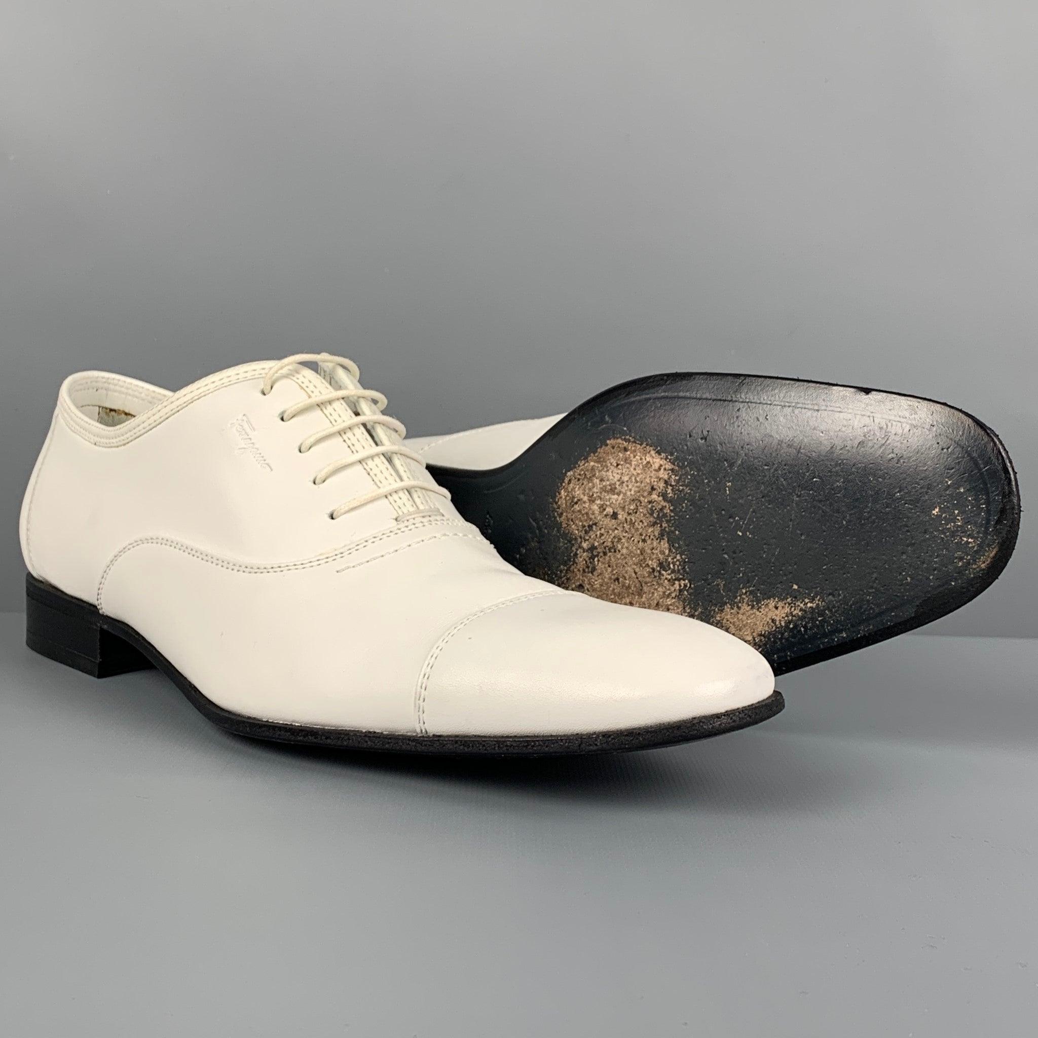 SALVATORE FERRAGAMO Size 9 White Leather Cap Toe Lace Up Shoes In Good Condition For Sale In San Francisco, CA