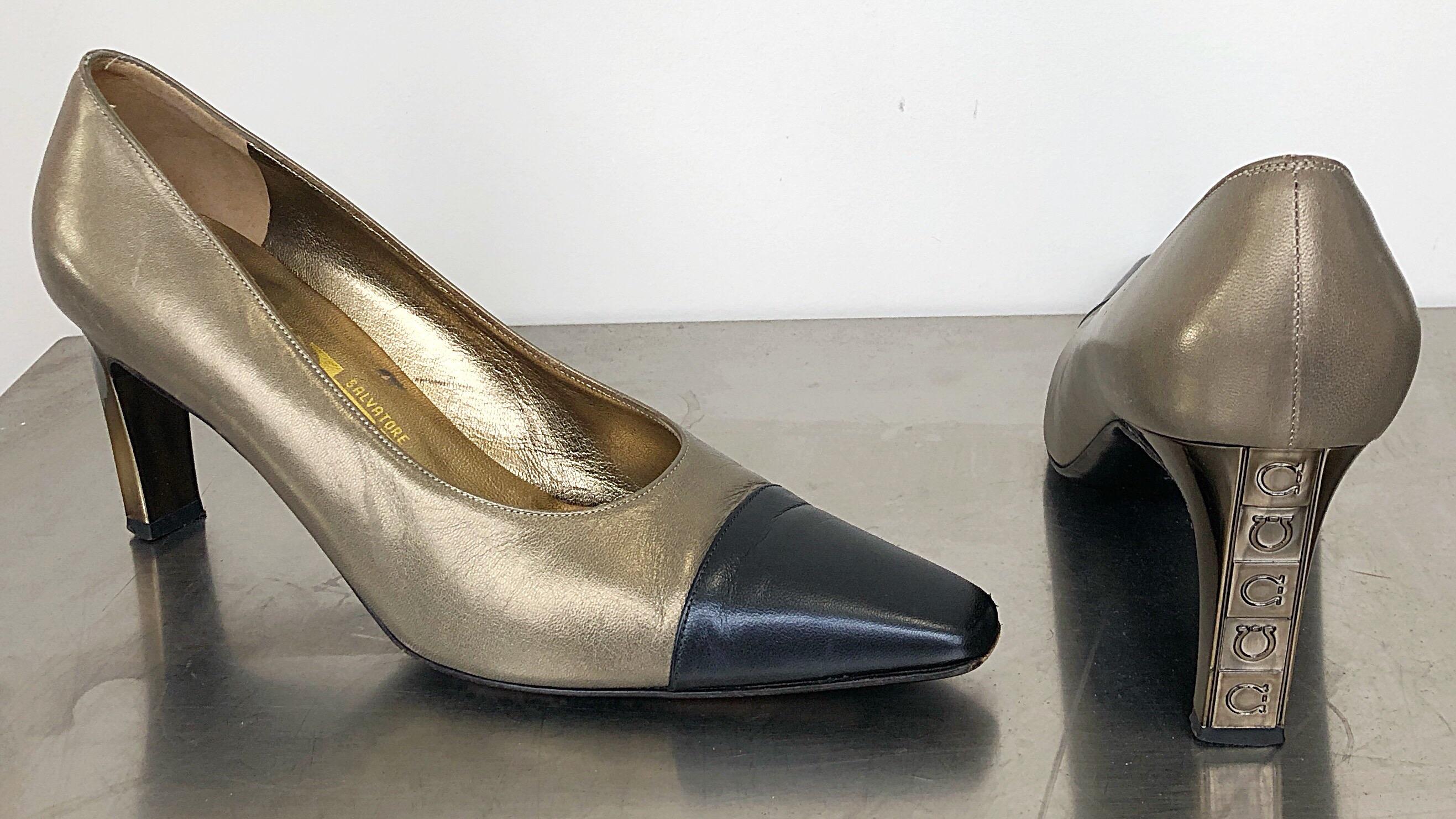 Salvatore Ferragamo - Chaussures à talons hauts vintage bronze doré et bleu marine, taille 9,5, années 1990 en vente 5