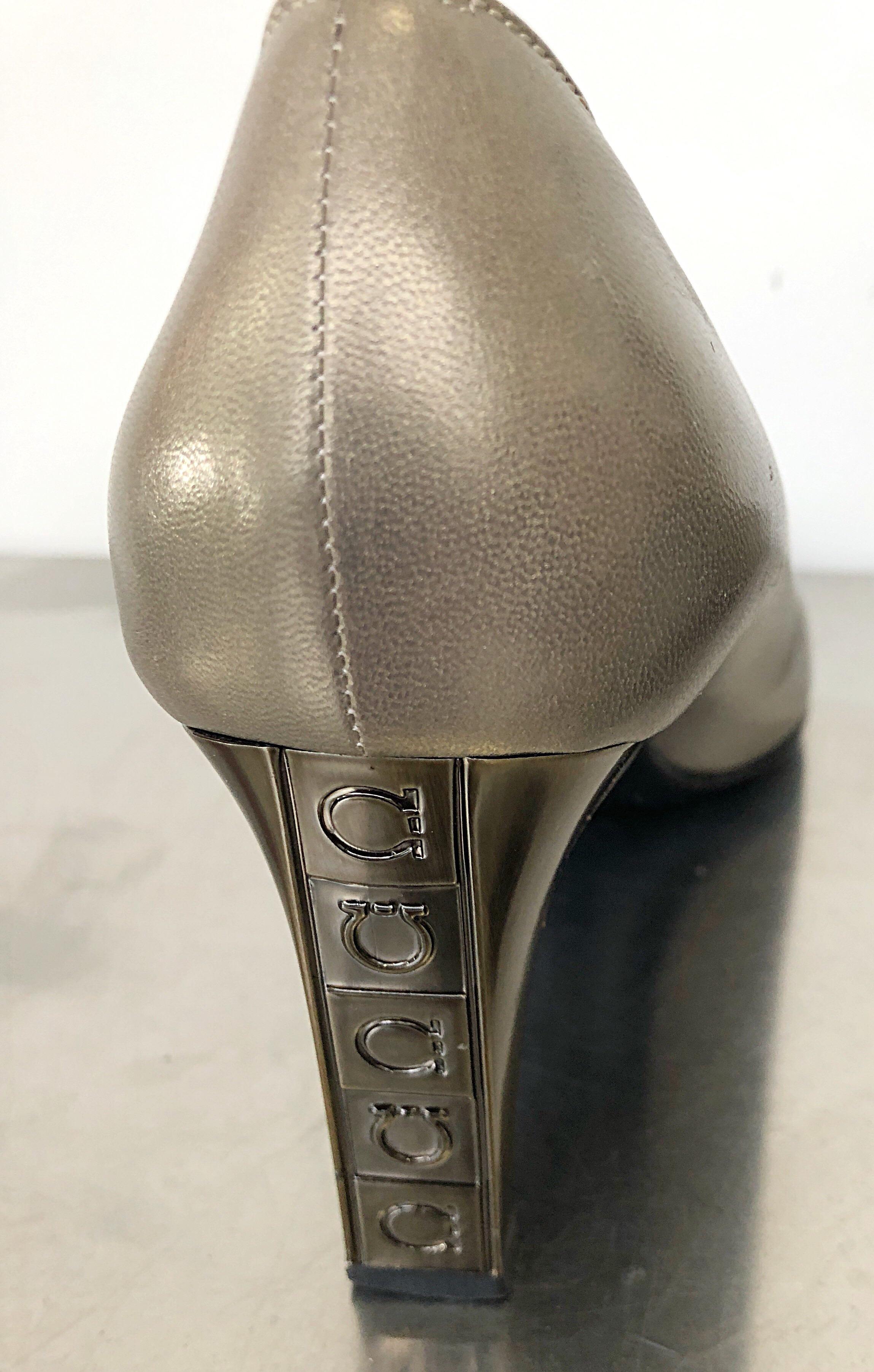 Stylish vintage 90s SALVATORE FERRAGAMO golden bronze and navy blue Size 9.5 leather high heels! Subtle yet chic logo signature horse shoe down the back of each heel. Subtantial 3 inch heel provides enough support for all day wear. Can easily be
