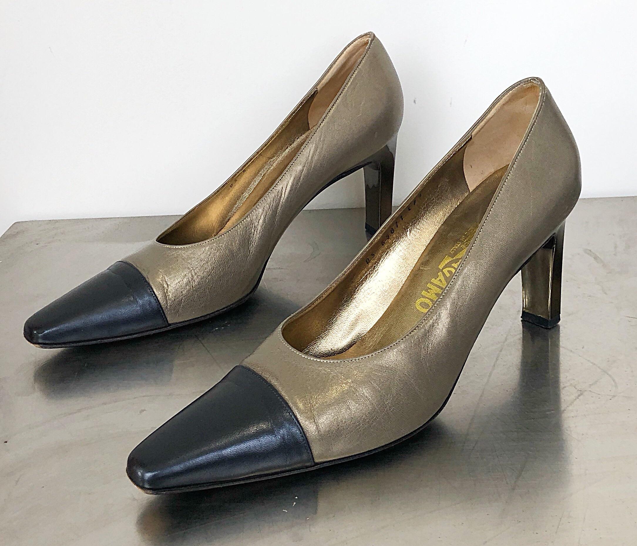 Marron Salvatore Ferragamo - Chaussures à talons hauts vintage bronze doré et bleu marine, taille 9,5, années 1990 en vente