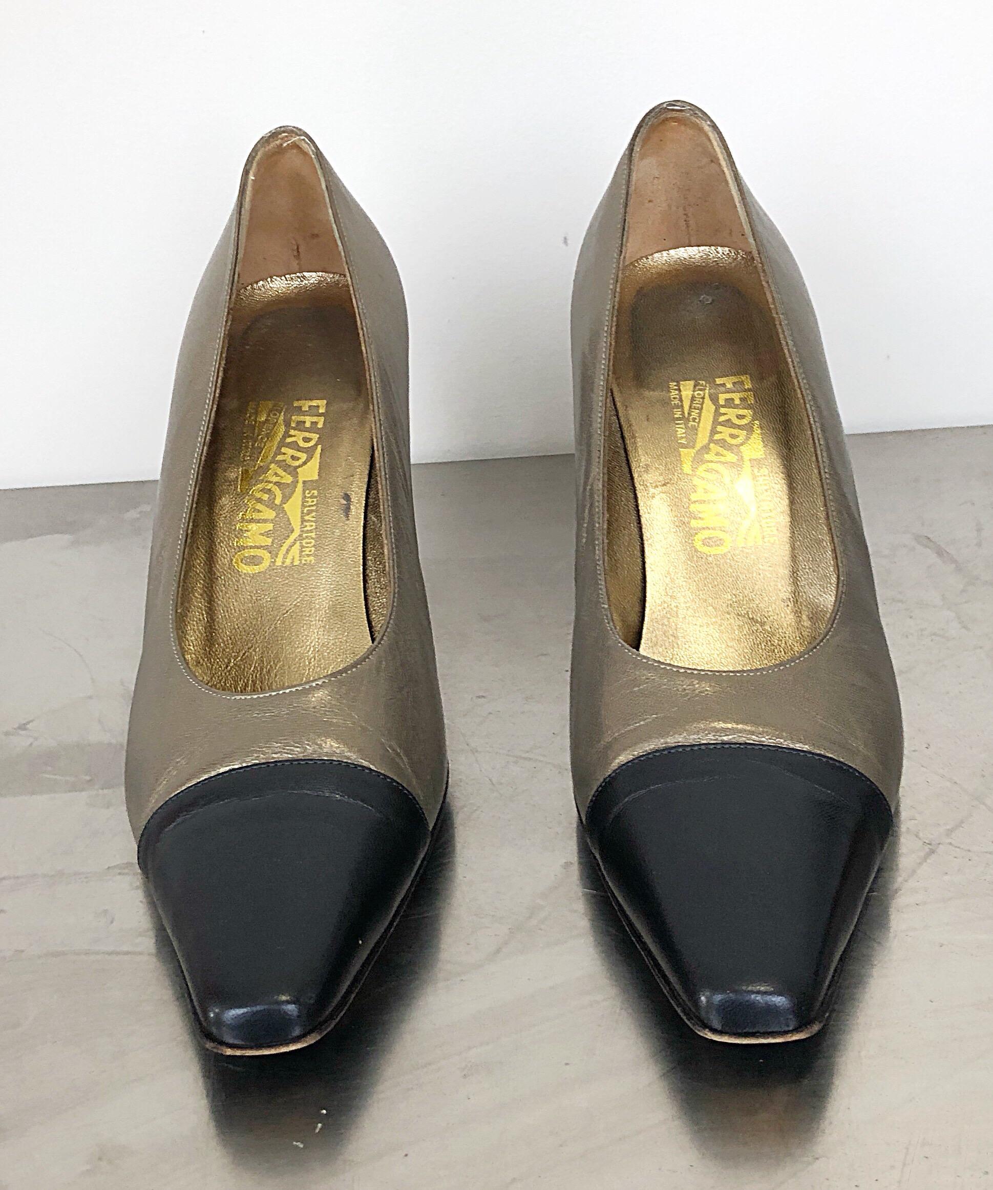 Salvatore Ferragamo Größe 9,5 1990er Jahre Vintage Bronze Gold + Marineblau High Heels im Zustand „Hervorragend“ im Angebot in San Diego, CA