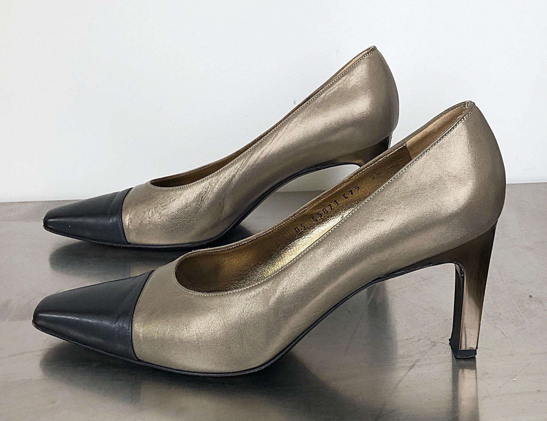 Salvatore Ferragamo Größe 9,5 1990er Jahre Vintage Bronze Gold + Marineblau High Heels Damen im Angebot