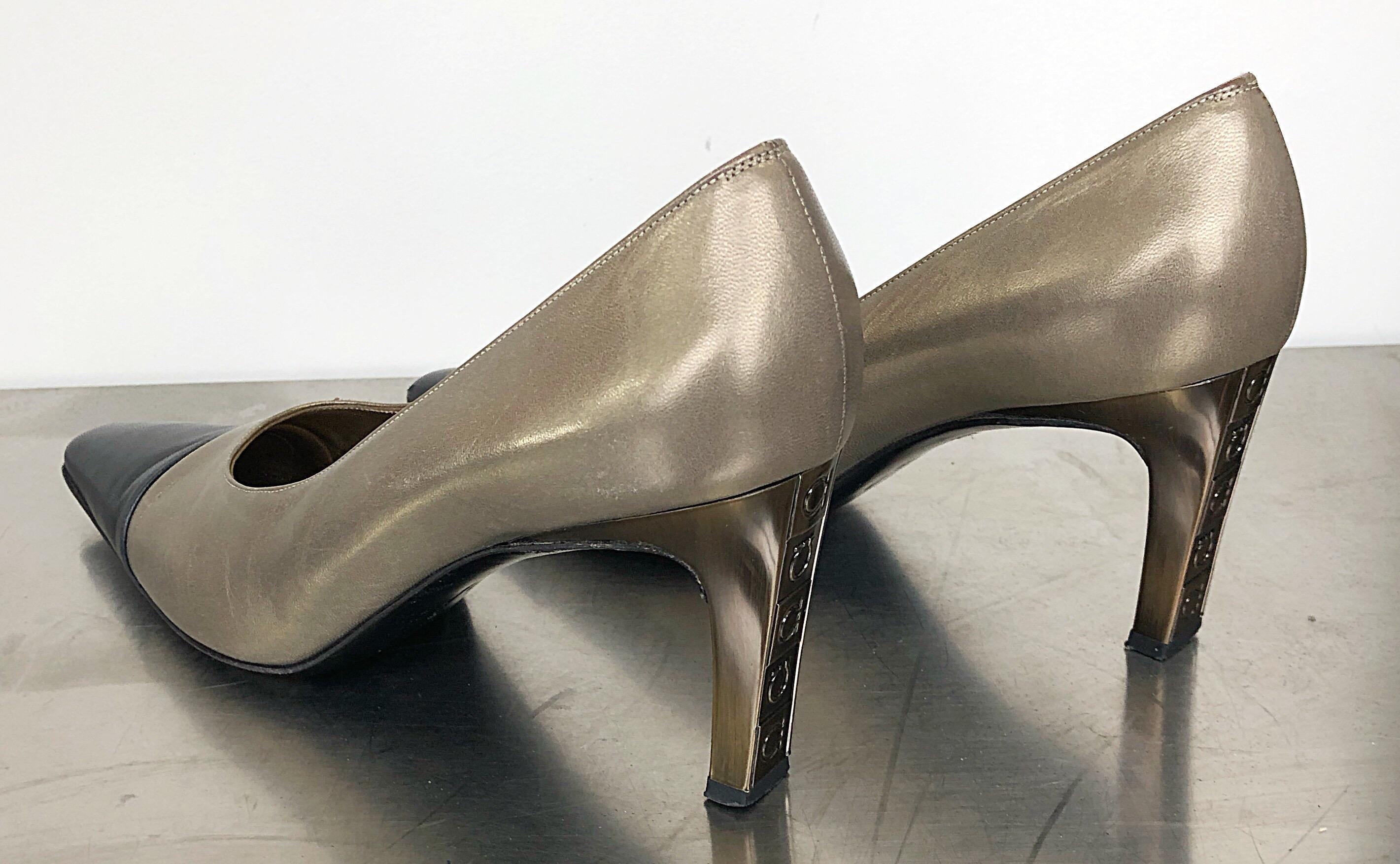 Salvatore Ferragamo - Chaussures à talons hauts vintage bronze doré et bleu marine, taille 9,5, années 1990 en vente 1