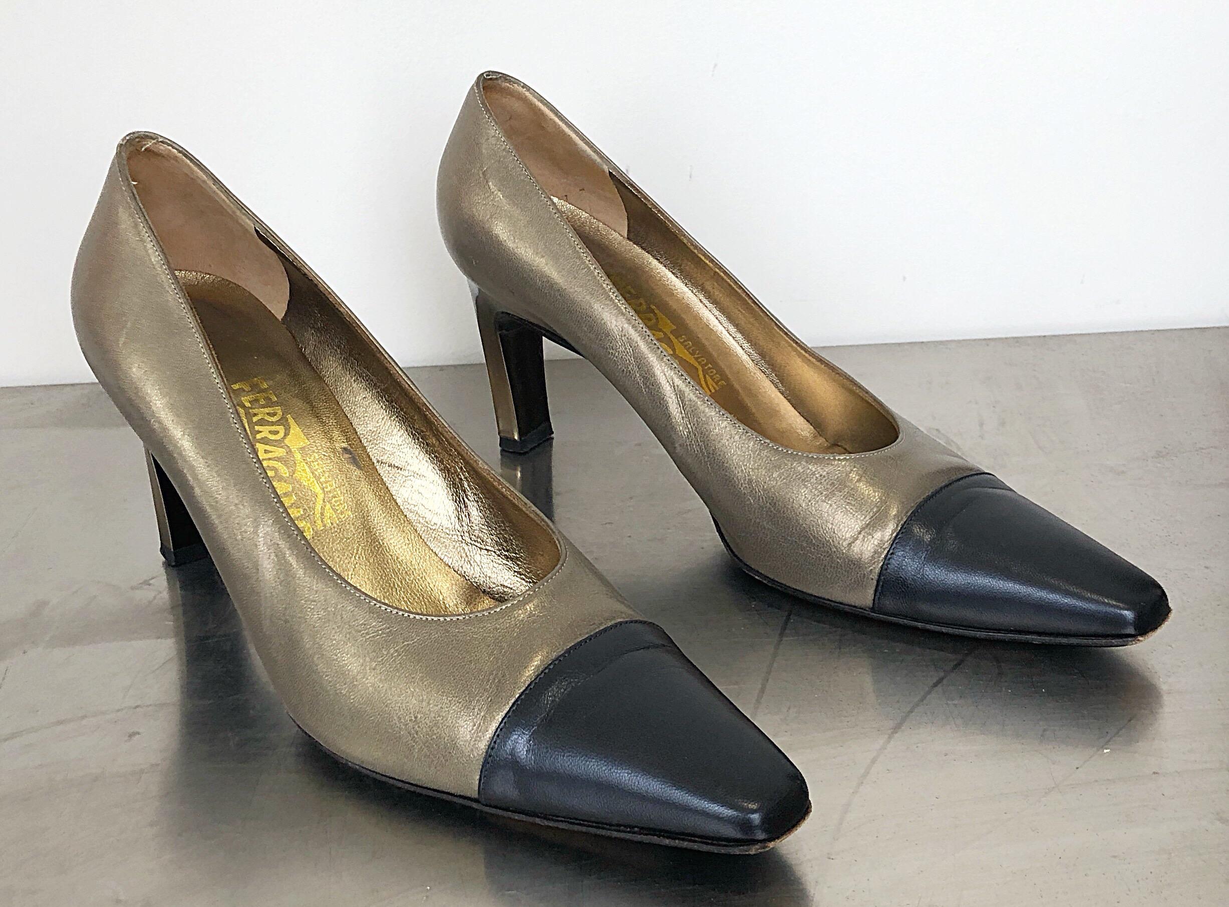 Salvatore Ferragamo Größe 9,5 1990er Jahre Vintage Bronze Gold + Marineblau High Heels im Angebot 2