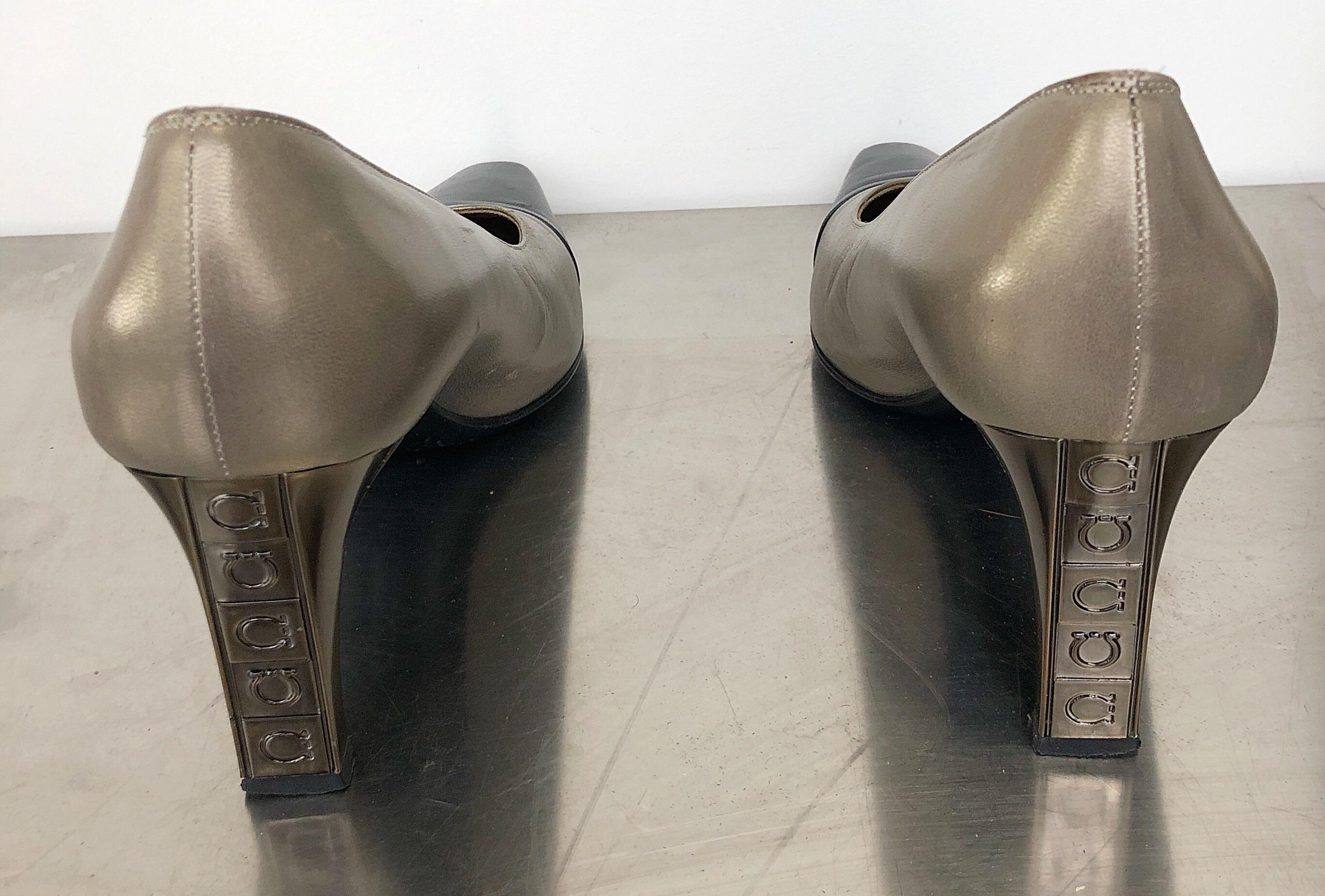 Salvatore Ferragamo - Chaussures à talons hauts vintage bronze doré et bleu marine, taille 9,5, années 1990 en vente 3