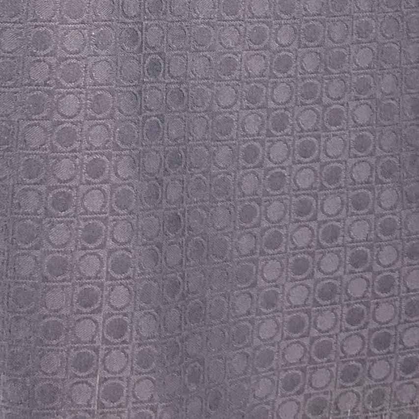 SALVATORE FERRAGAMO Langarmhemd
in einem
Marinefarbener Baumwollstoff mit geometrischem Punktemuster, gespreiztem Kragen und Knopfverschluss. Made in Italy. sehr guter gebrauchter Zustand. Leichte Spuren auf der Rückseite. 

Markiert:   L