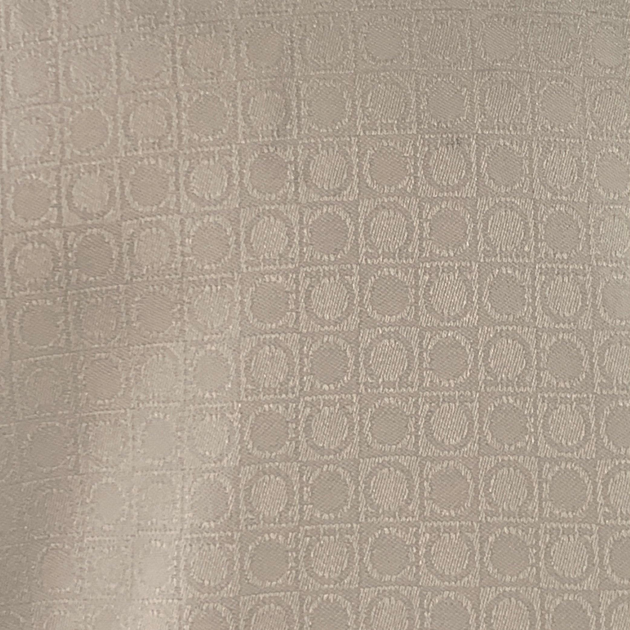 SALVATORE FERRAGAMO chemise à manches longues
en jacquard tissé blanc, avec un motif de cercles, une coupe derby et une fermeture à boutons. Fabriqué en Italie. Très bon état. Petites marques mineures. 

Marqué :   L 

Mesures : 
 
Épaule : 17.5