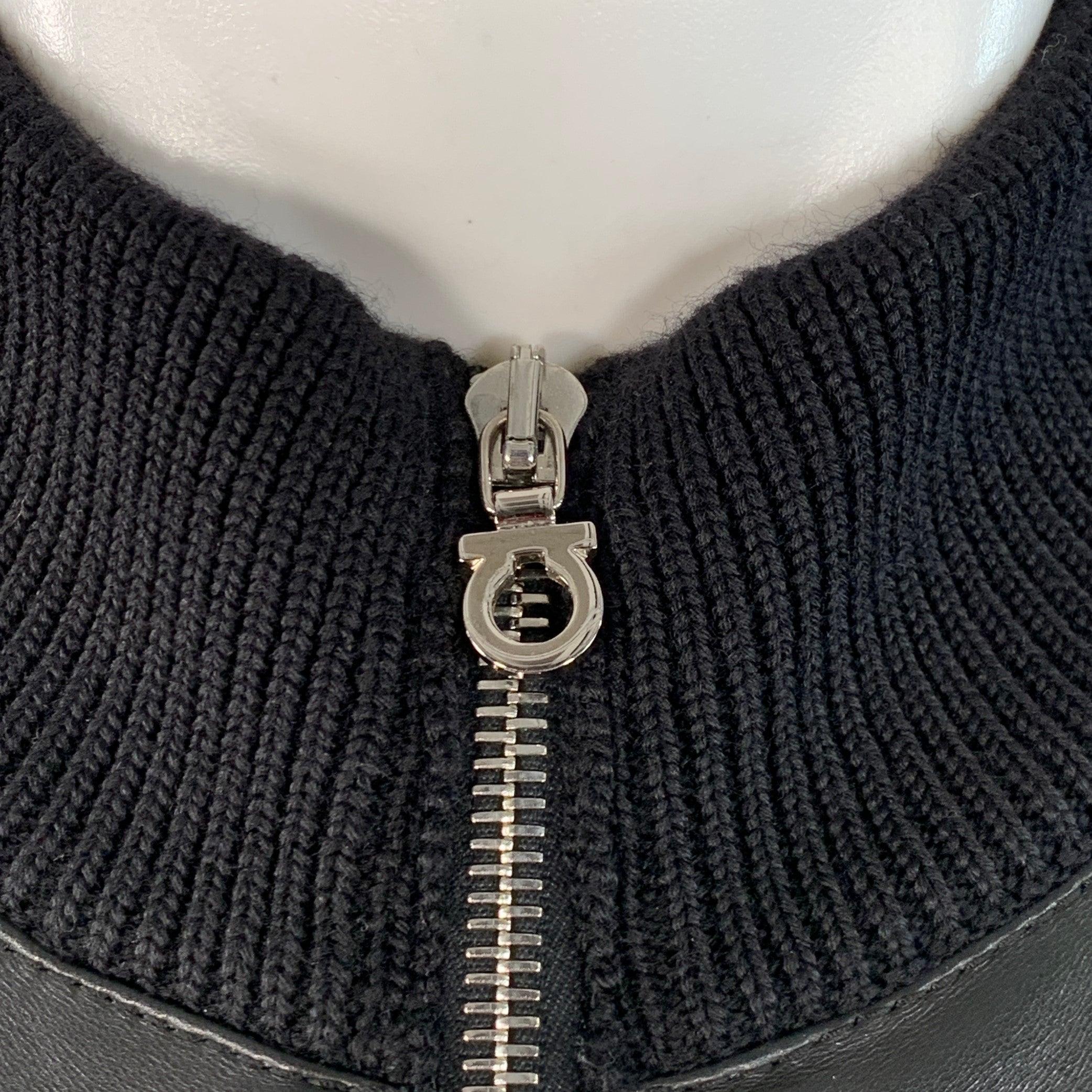 Giacca Salvatore Ferragamo
in pelle nera e maglia di lana vergine, con maniche a costine, tasche con zip e chiusura a zip con tiretti Gancini. Made in Italy. Eccellente condizione di usato. 

Contrassegnato:   M 

Misure: 
 
Spalla: 18 pollici