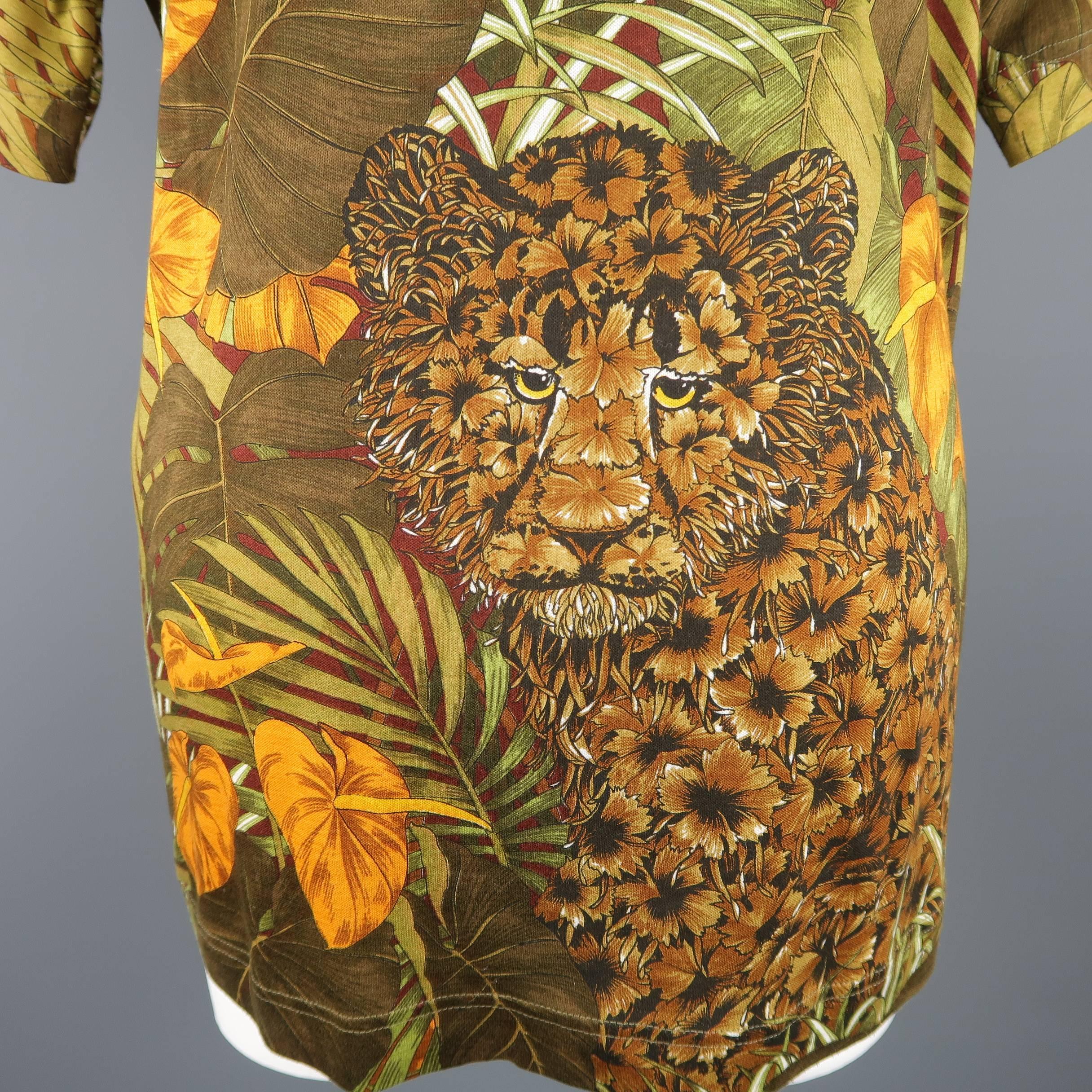 Vintage SALVATORE FERRAGAMO oversized T shirt comes in cotton jersey with an all over jungle leaves print with floral tigers featuring a round neck line and drop shoulders. Made in Italy.
 
Good Pre-Owned Condition.
Marked: XS
 
Measurements:
