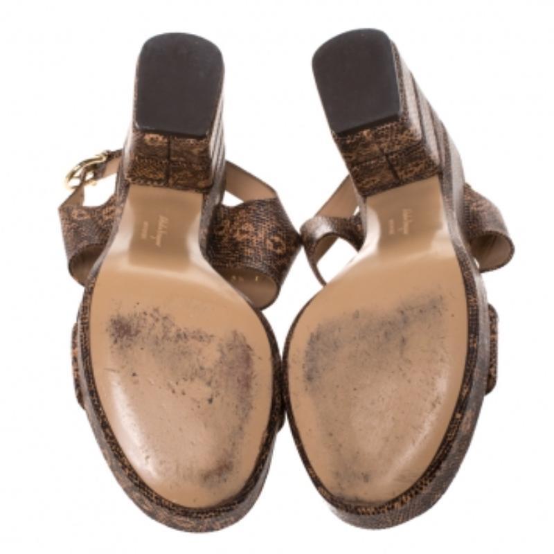 Marron Salvatore Ferragamo - Sandales à plateforme Madrina en cuir gaufré Taille 39 en vente