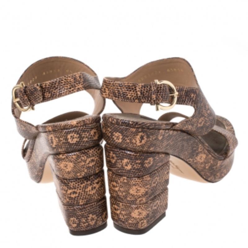 Salvatore Ferragamo - Sandales à plateforme Madrina en cuir gaufré Taille 39 en vente 2
